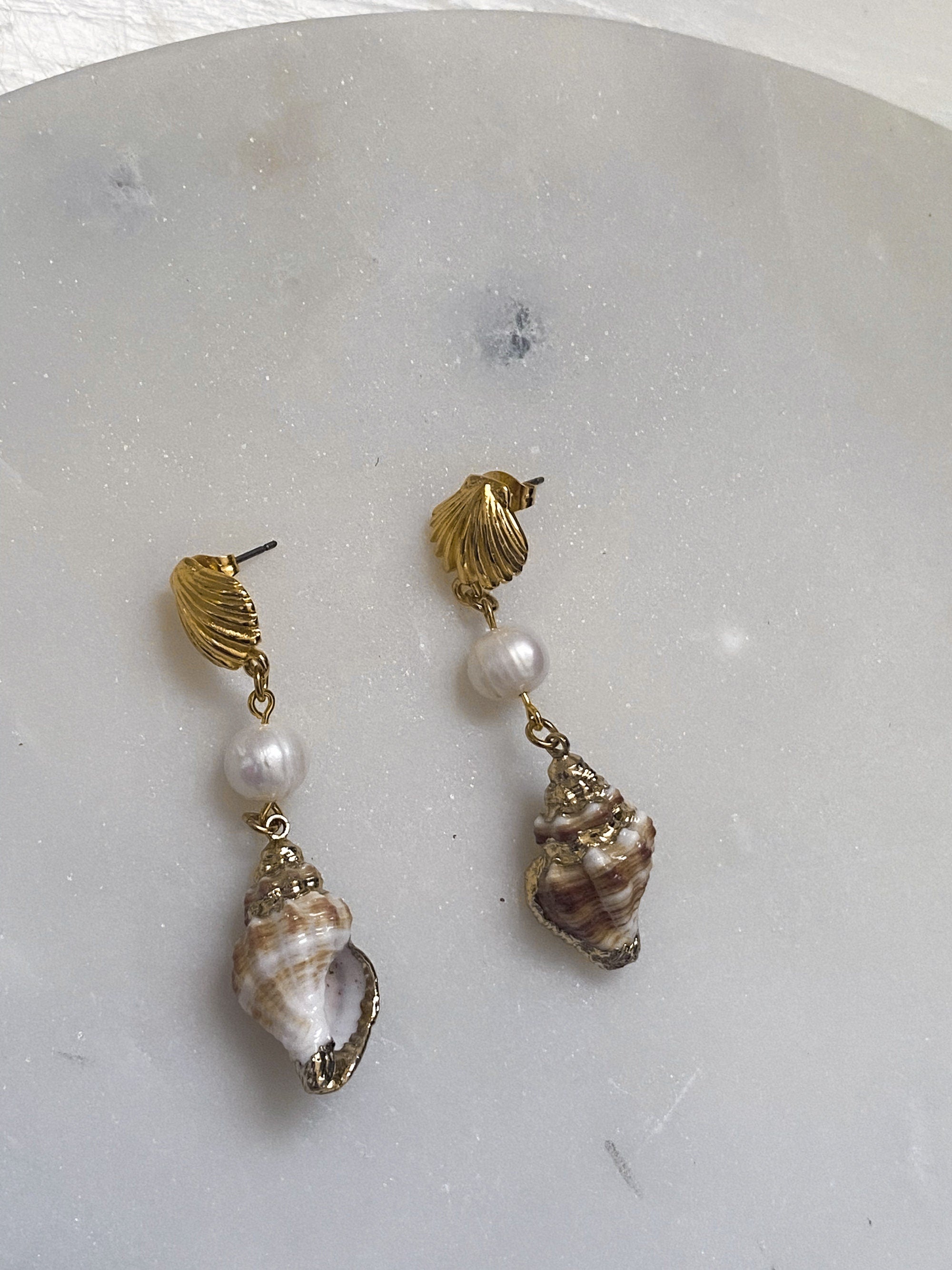 Pearl and natural shell earrings, Gold clam shell stud earrings, Siren core aesthetic jewelry, Summer little mermaids, Gift for her, MARINA