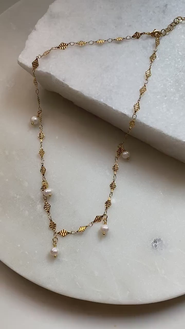 KARISA Thin gold chain necklace with pearls