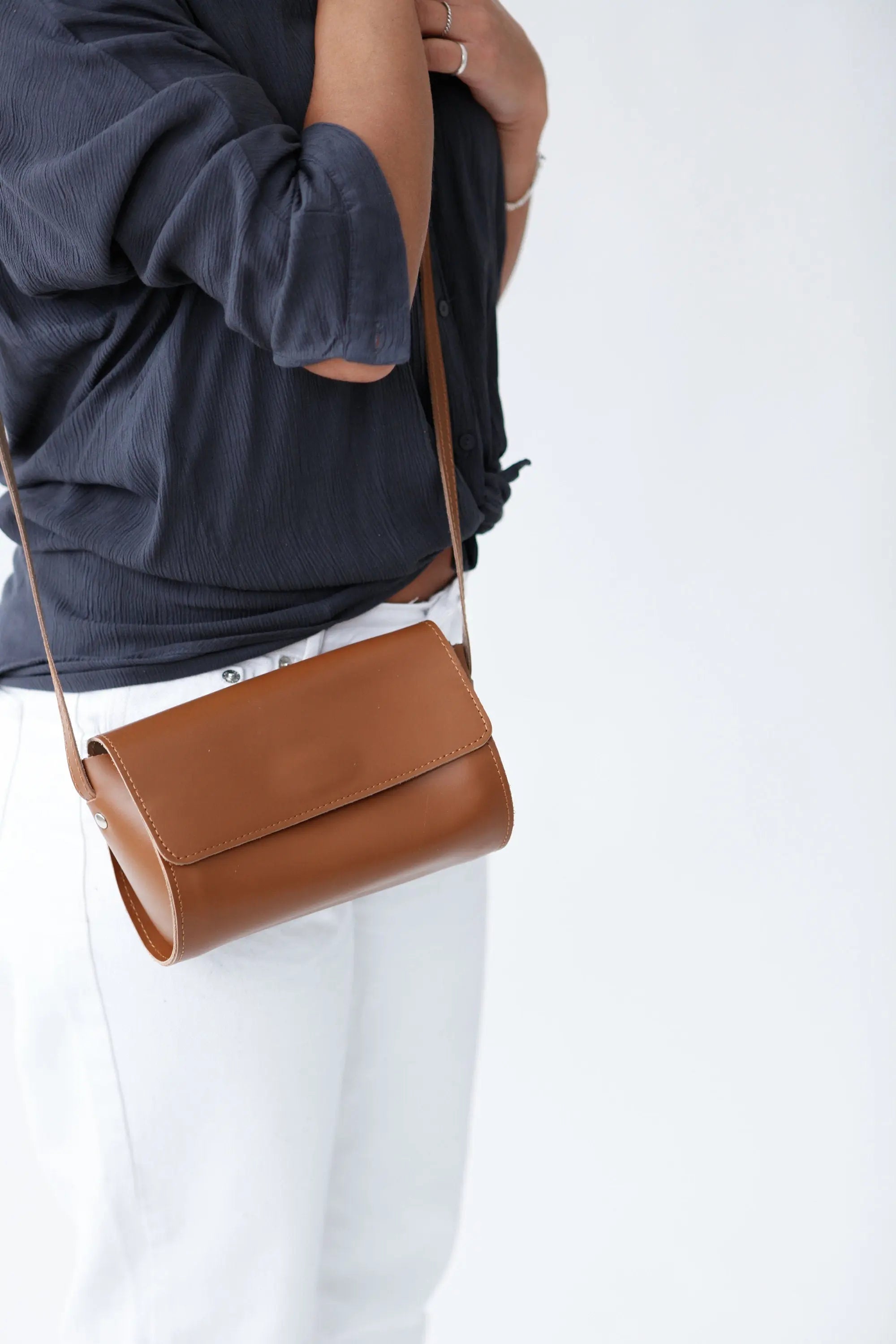ALIKI Black, Ledertasche damen, Women Black LEATHER Barrel Bag, Cylinder Pouch, Tube Handbag, Handmade Purse
