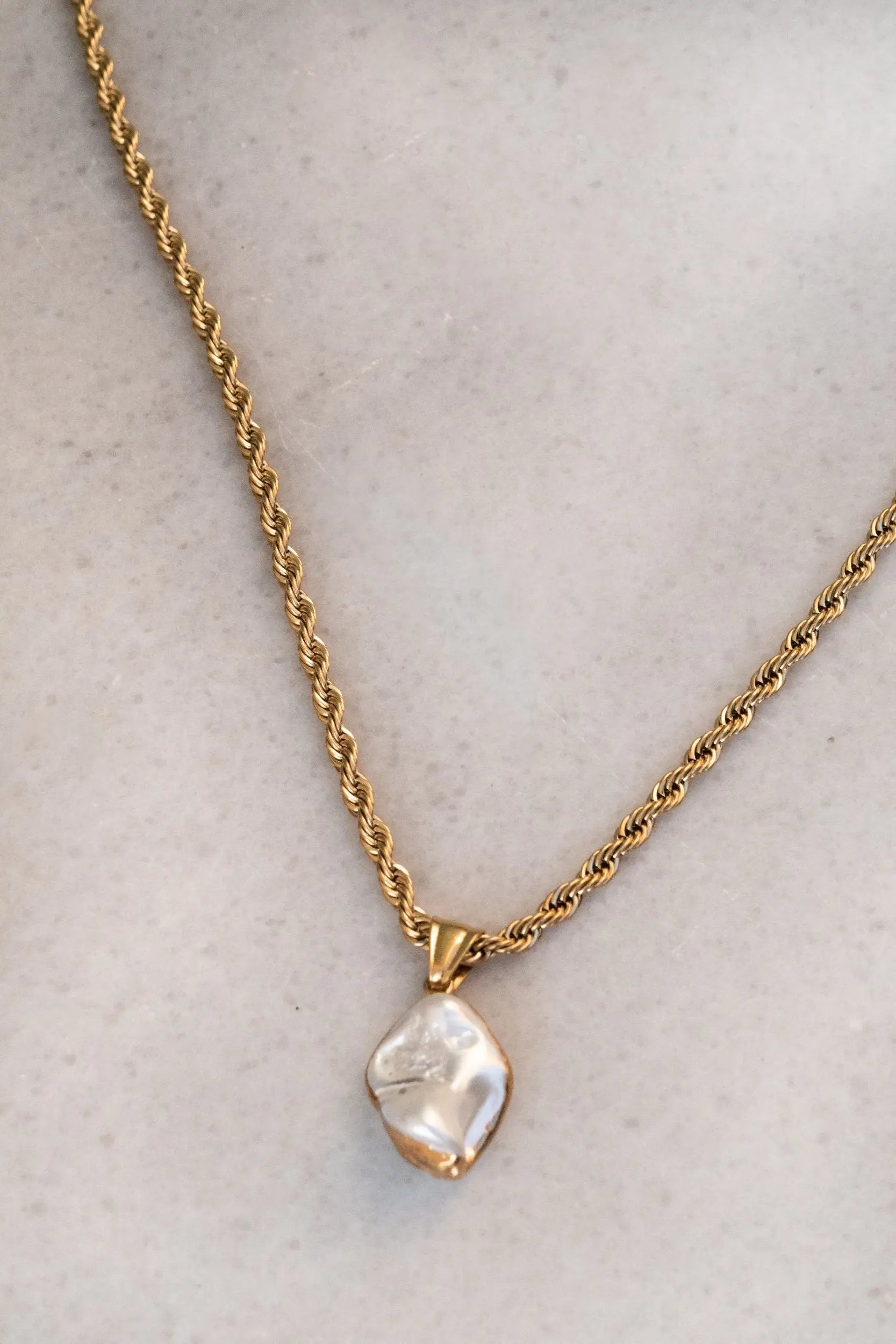 Medallion Long Necklace, Chain necklace with pearl pendant, Baroque pearl necklace, Collier chaine or, Halskette Damen
