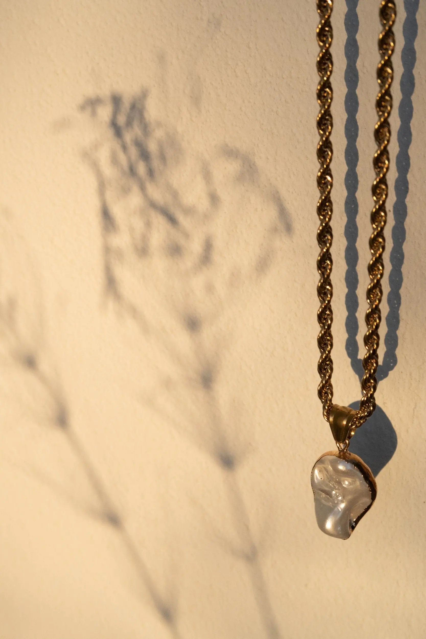 Medallion Long Necklace, Chain necklace with pearl pendant, Baroque pearl necklace, Collier chaine or, Halskette Damen