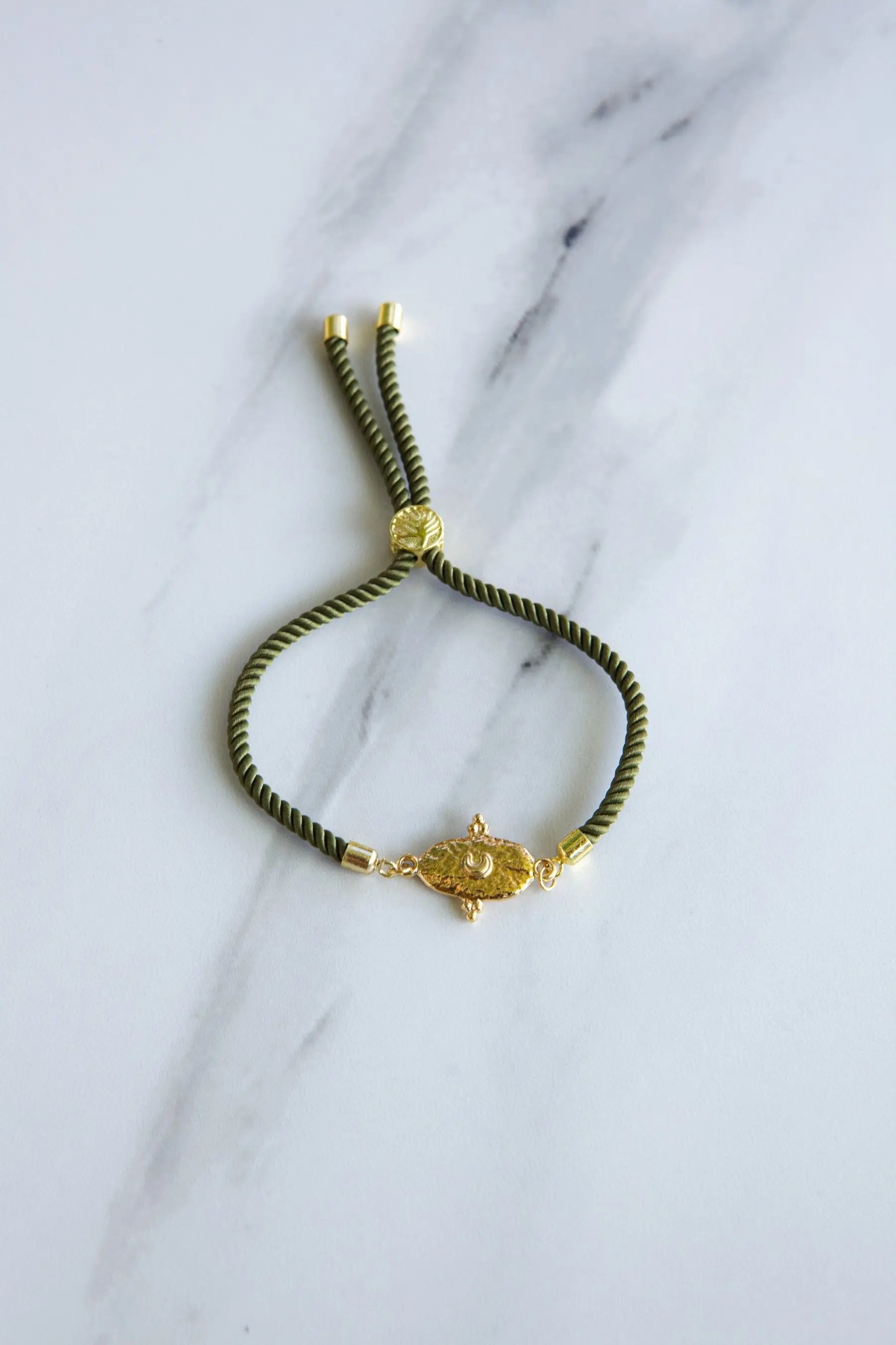 Adjustable rope Bracelet with gold tribal motif, Boho chic women bracelet, Bracelet femme en corde, stackable bracelet