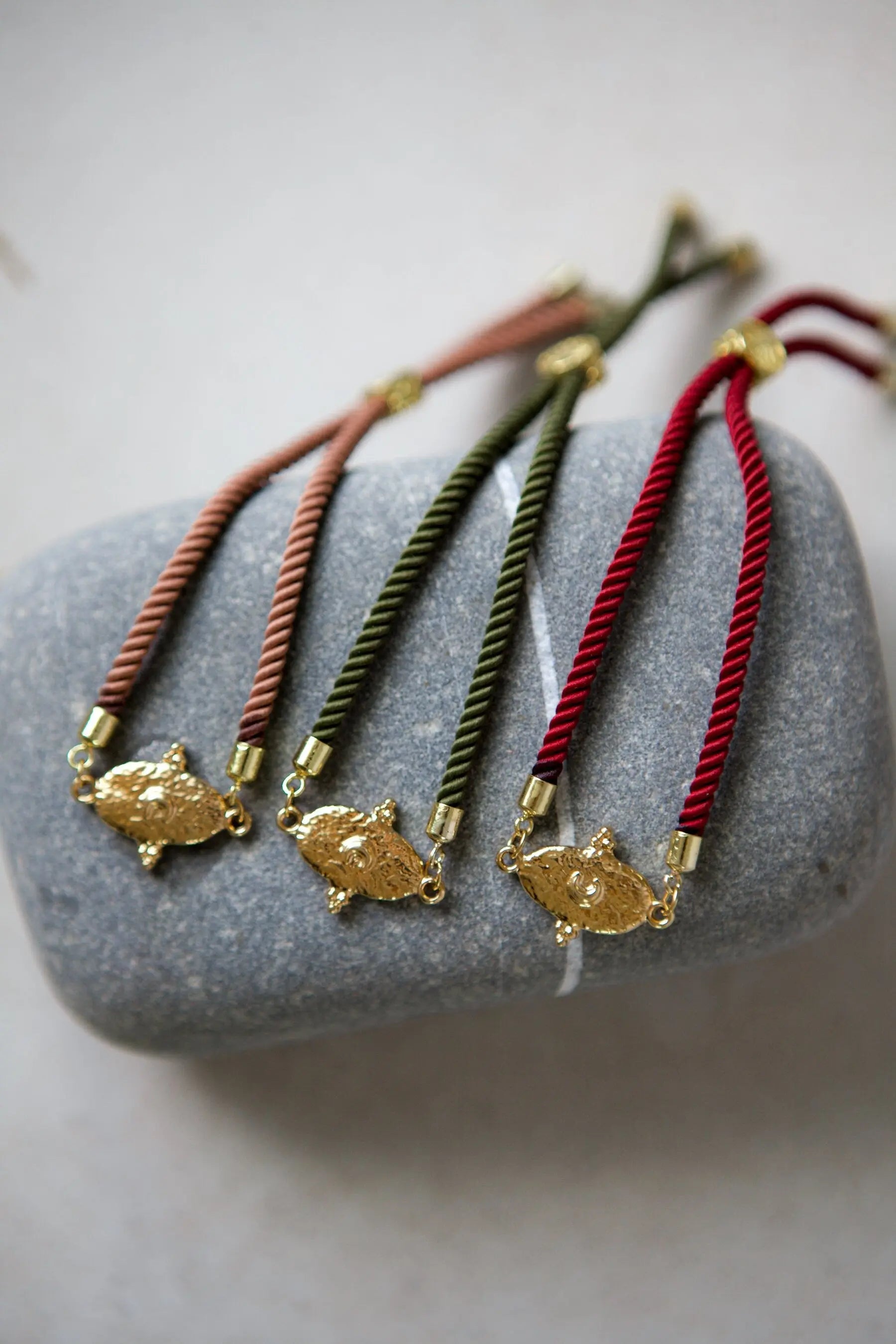 Adjustable rope Bracelet with gold tribal motif, Boho chic women bracelet, Bracelet femme en corde, stackable bracelet