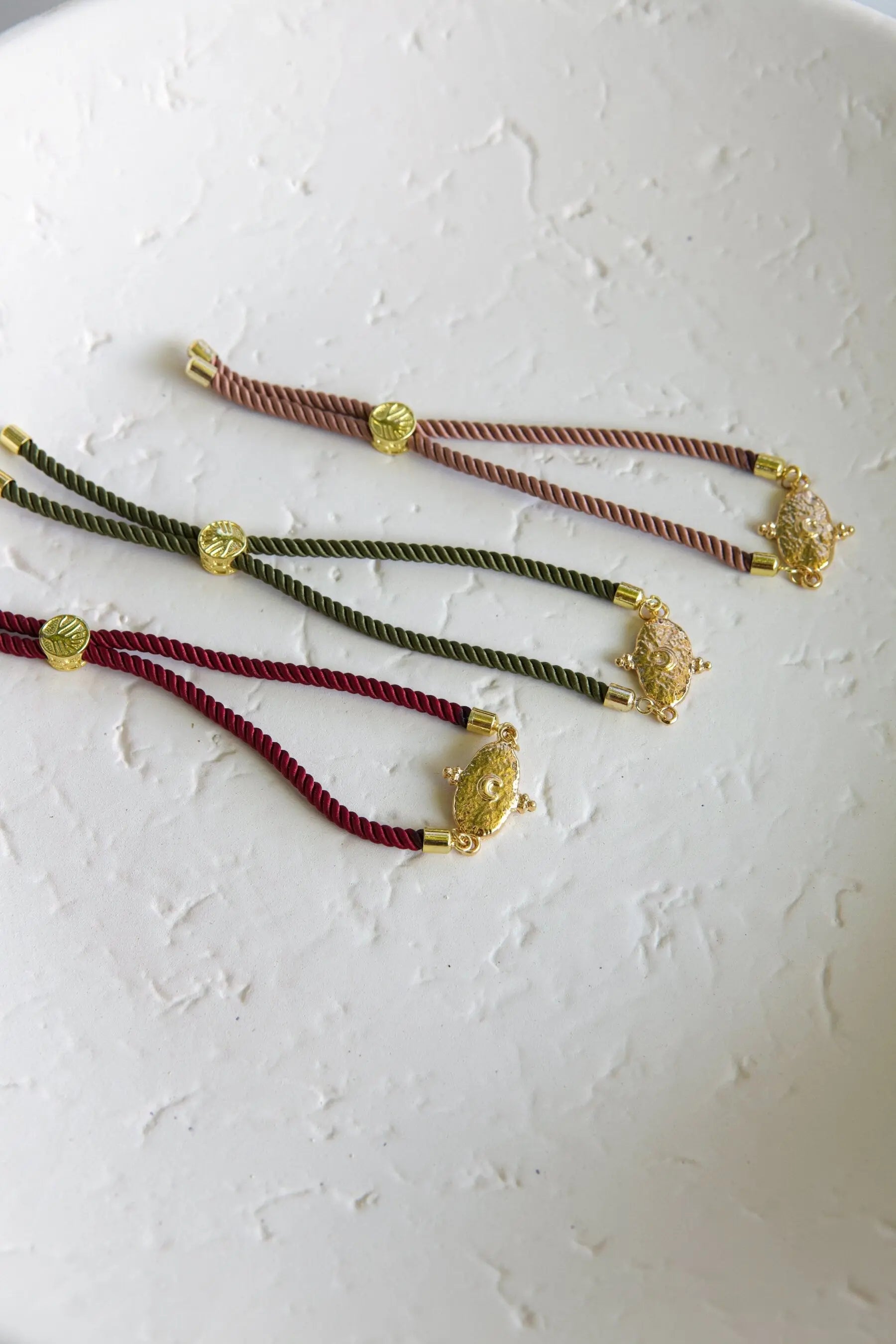 Adjustable rope Bracelet with gold tribal motif, Boho chic women bracelet, Bracelet femme en corde, stackable bracelet