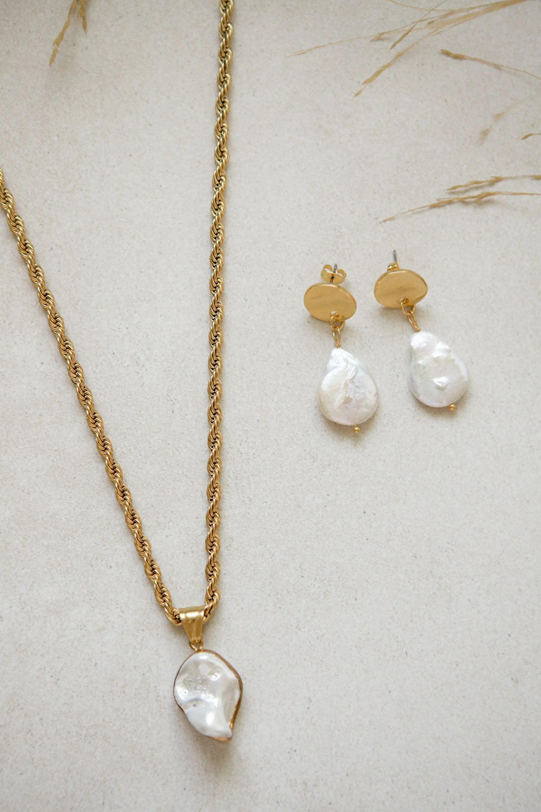 Medallion Long Necklace, Chain necklace with pearl pendant, Baroque pearl necklace, Collier chaine or, Halskette Damen