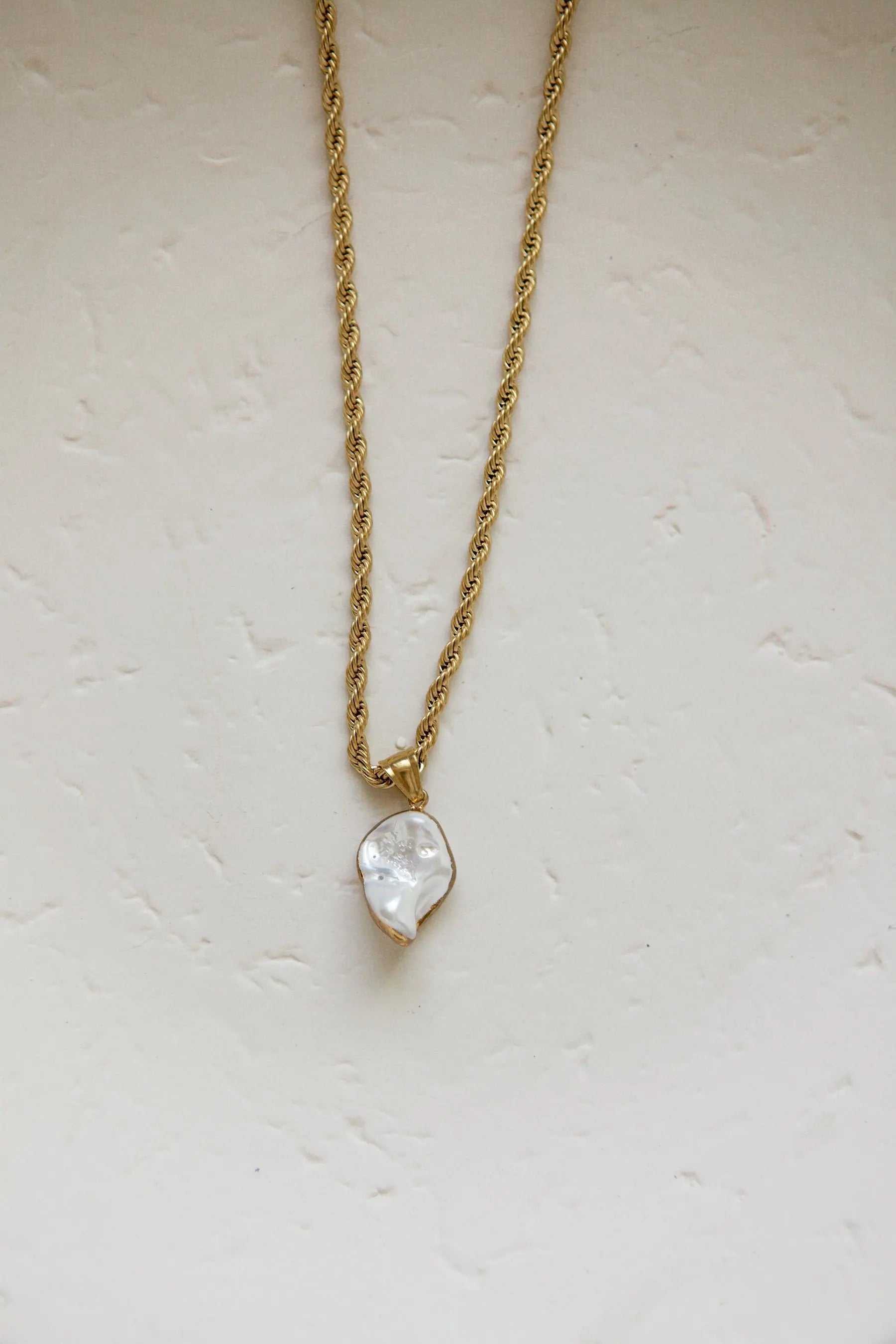 Medallion Long Necklace, Chain necklace with pearl pendant, Baroque pearl necklace, Collier chaine or, Halskette Damen