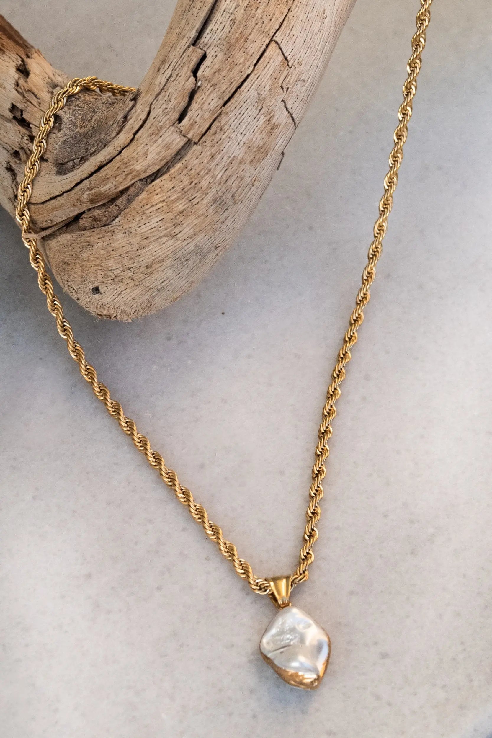Medallion Long Necklace, Chain necklace with pearl pendant, Baroque pearl necklace, Collier chaine or, Halskette Damen