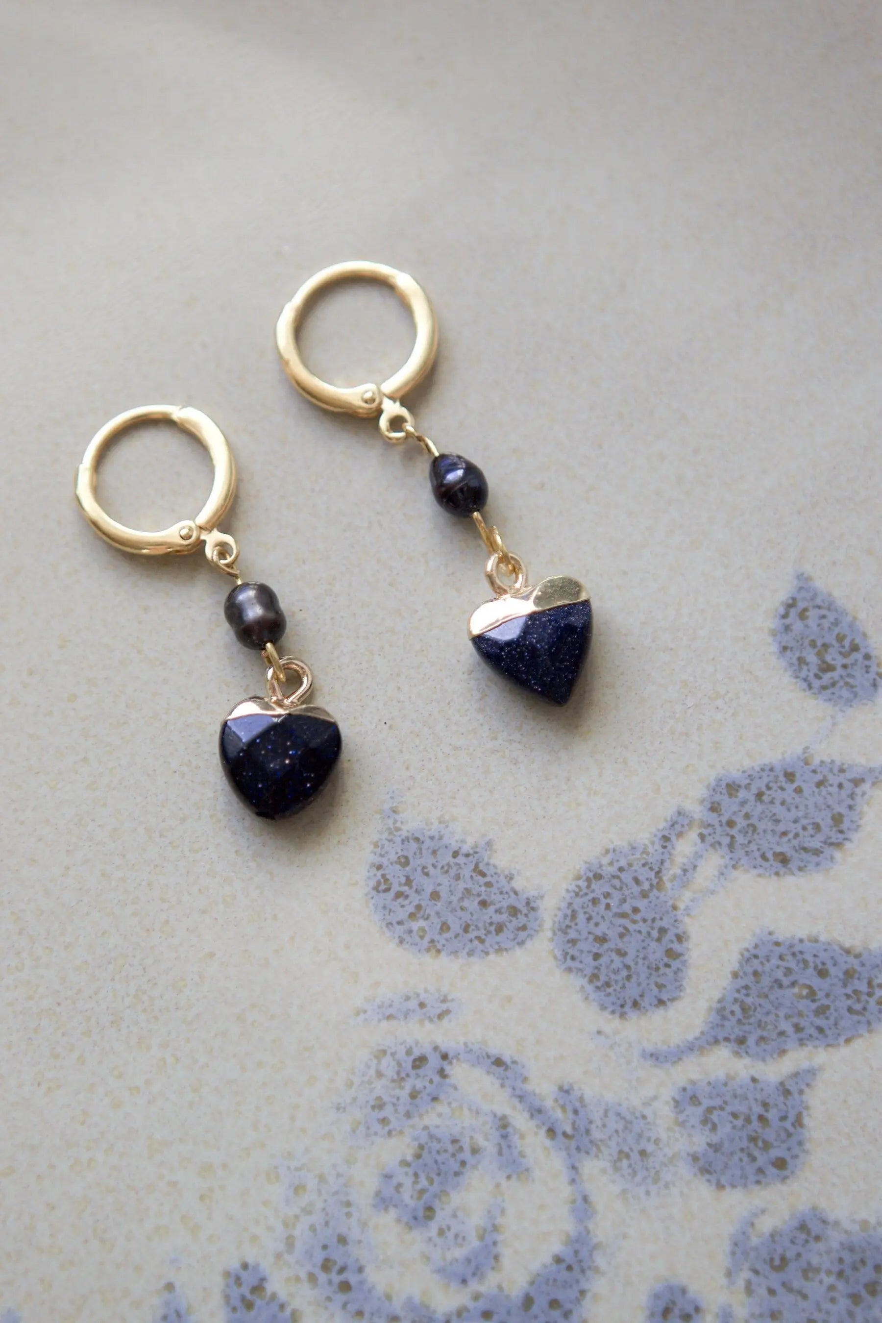 Little Heart dangle earrings, Gold huggie hoop Earrings, Cute Black freshwater pearl Earrings, Gold hoop Earrings with small hearts