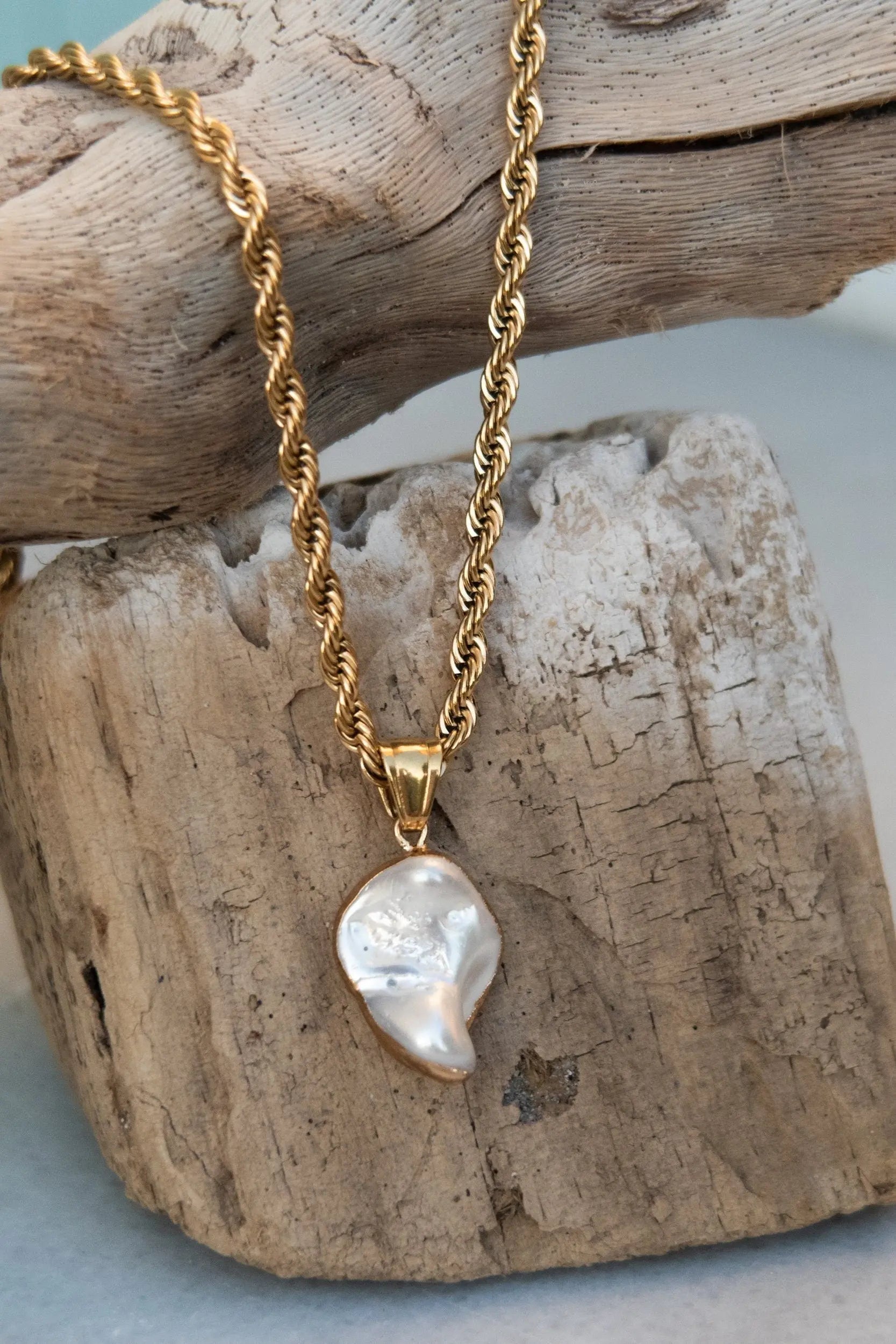 Medallion Long Necklace, Chain necklace with pearl pendant, Baroque pearl necklace, Collier chaine or, Halskette Damen