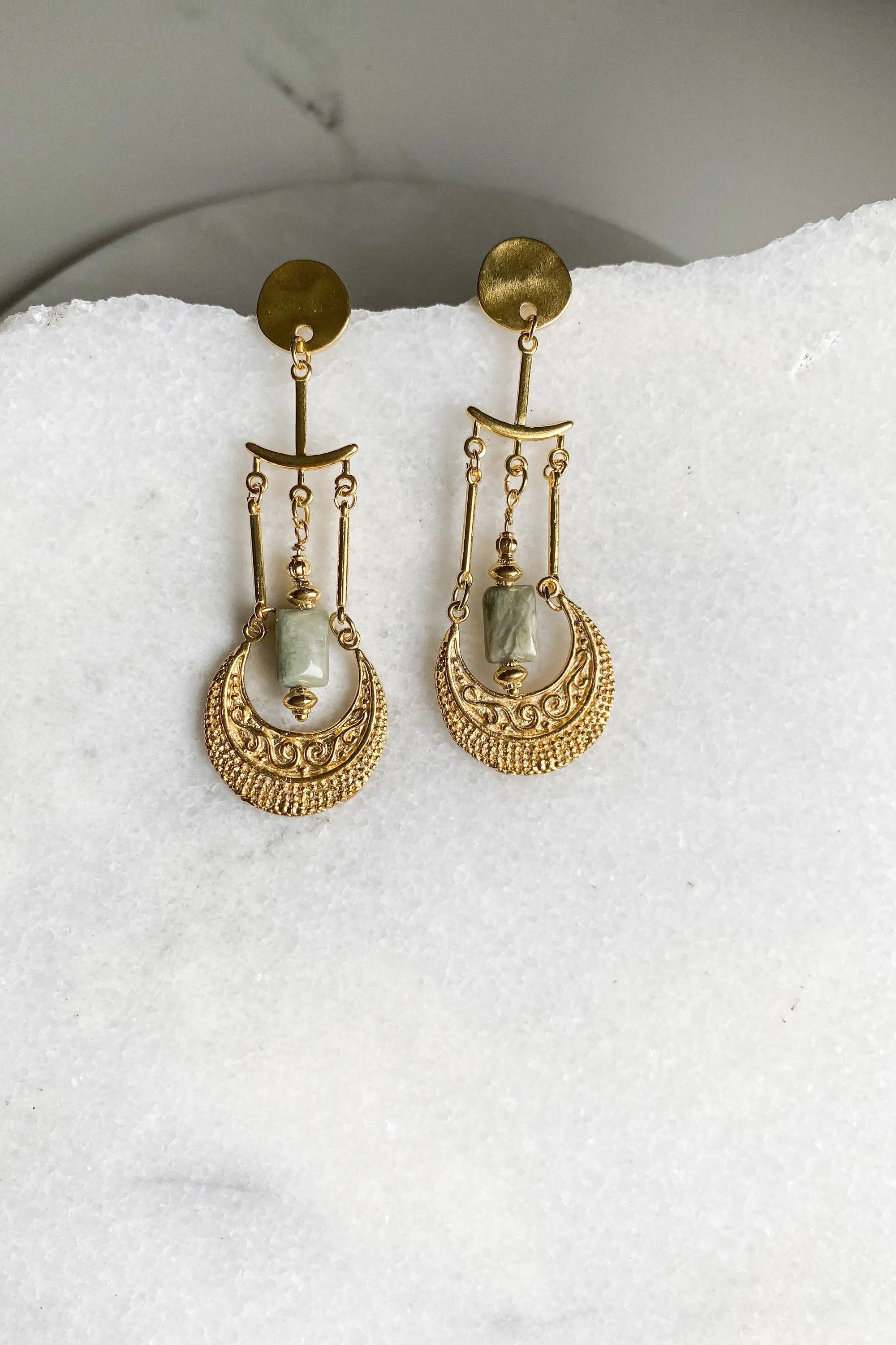 Bijoux Ethniques en or, Tribal Boho Earrings, Green Stone Earrings, Gemstone Jewelry, Bijoux Artisanaux grecs, Gold Statement Earrings