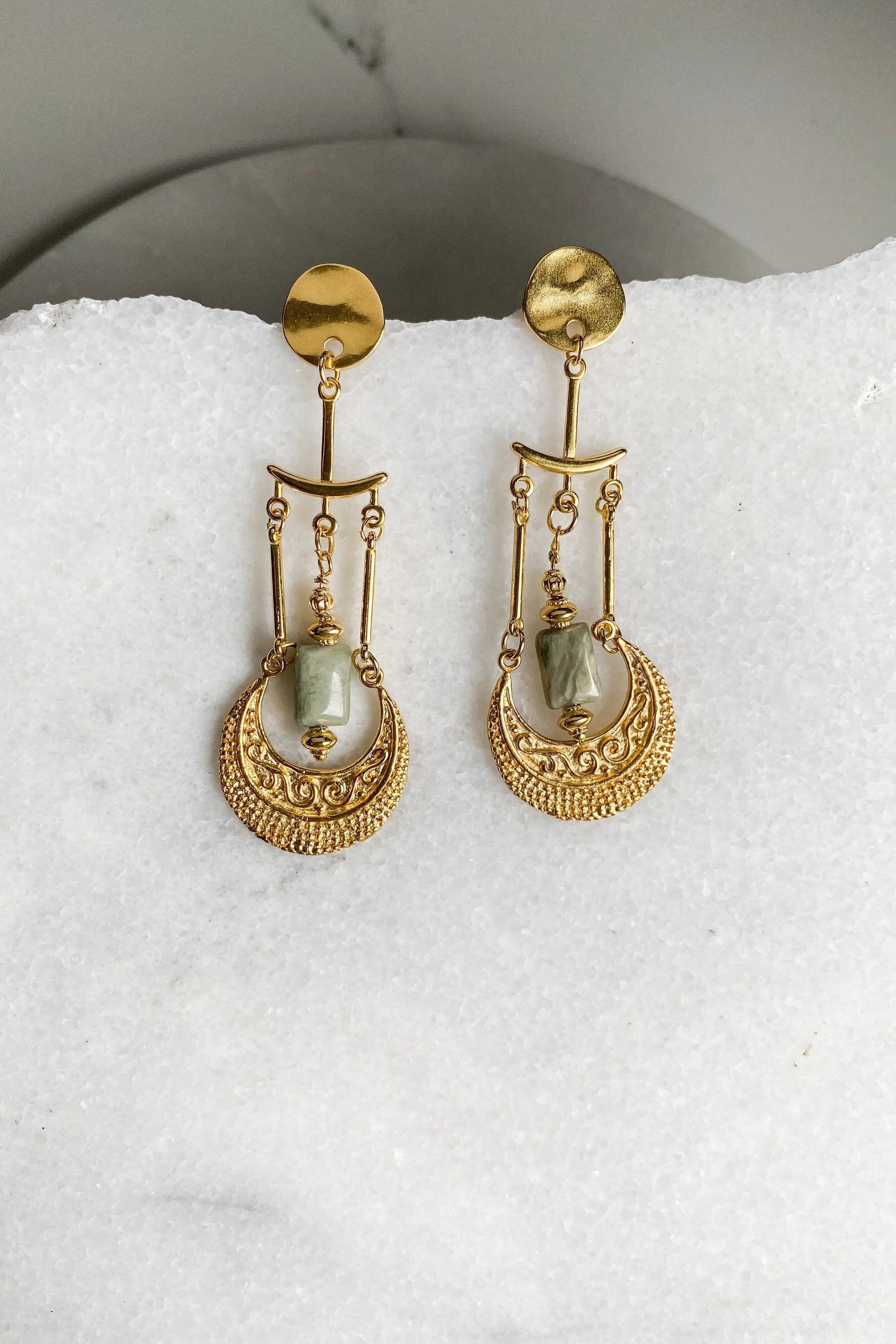 Bijoux Ethniques en or, Tribal Boho Earrings, Green Stone Earrings, Gemstone Jewelry, Bijoux Artisanaux grecs, Gold Statement Earrings
