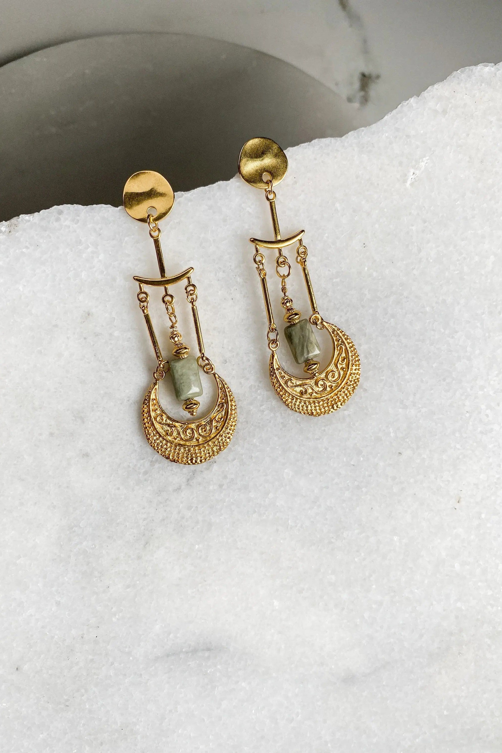 Bijoux Ethniques en or, Tribal Boho Earrings, Green Stone Earrings, Gemstone Jewelry, Bijoux Artisanaux grecs, Gold Statement Earrings