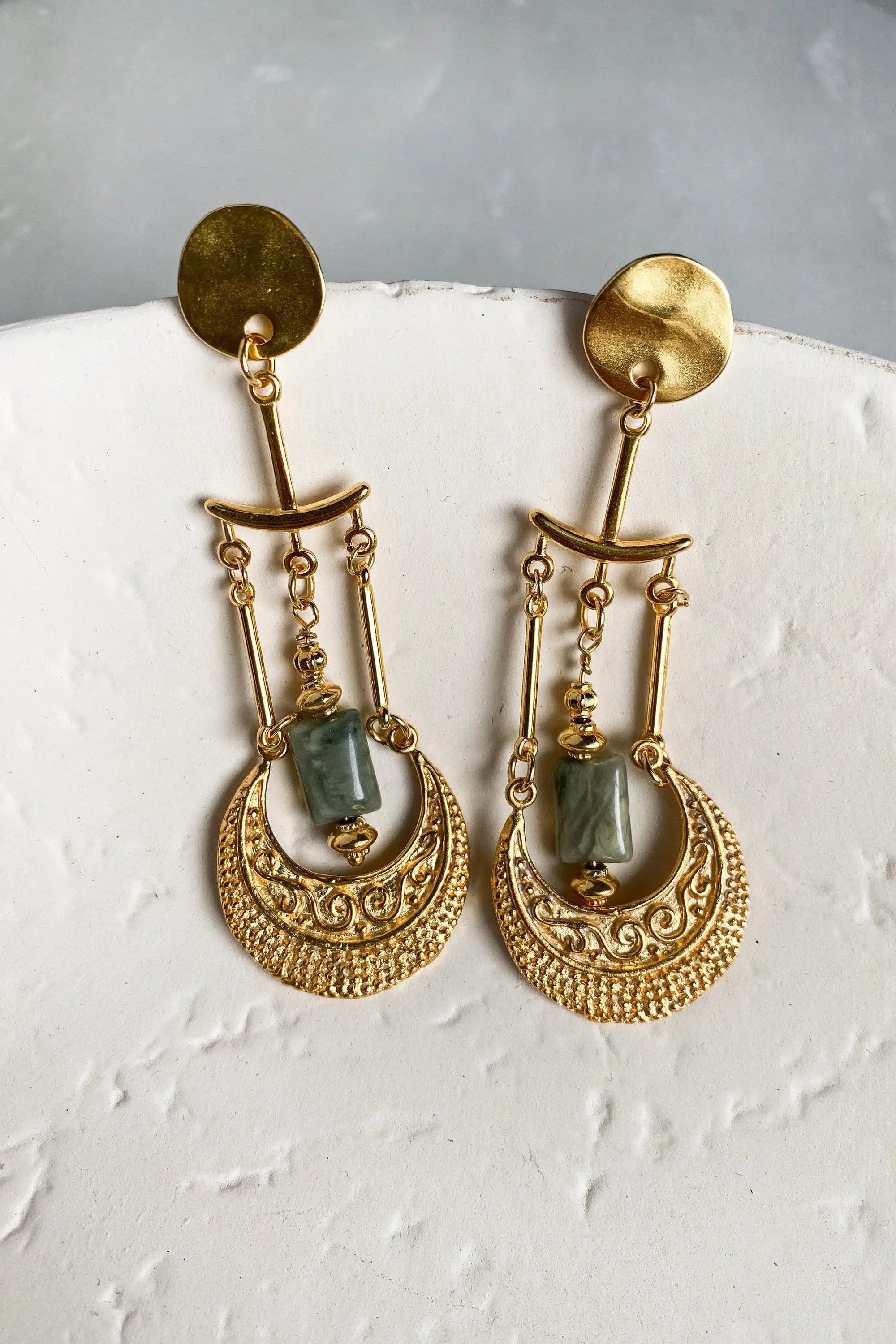Bijoux Ethniques en or, Tribal Boho Earrings, Green Stone Earrings, Gemstone Jewelry, Bijoux Artisanaux grecs, Gold Statement Earrings
