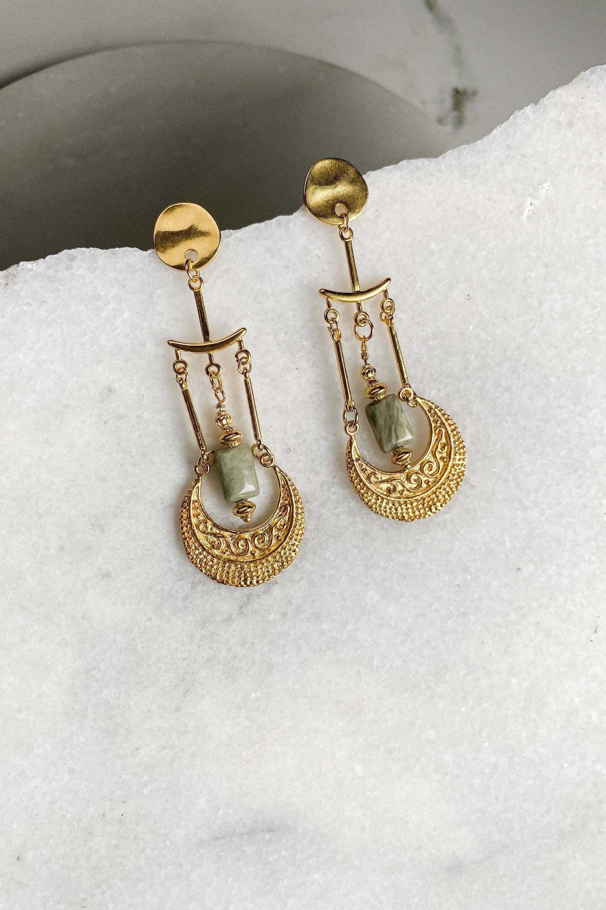 Bijoux Ethniques en or, Tribal Boho Earrings, Green Stone Earrings, Gemstone Jewelry, Bijoux Artisanaux grecs, Gold Statement Earrings