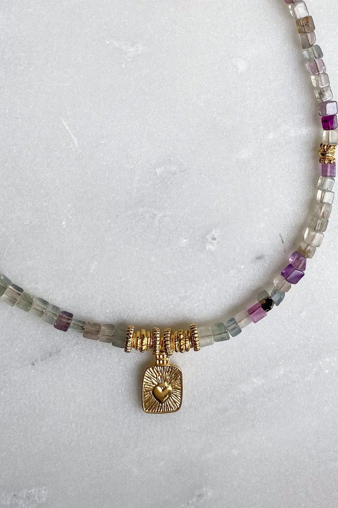 Heishi Necklace, Surfer Dainty necklace, Fluorite necklace with gold heart pendant, Tiny cubes beaded necklace, Boho Collier pierre femme