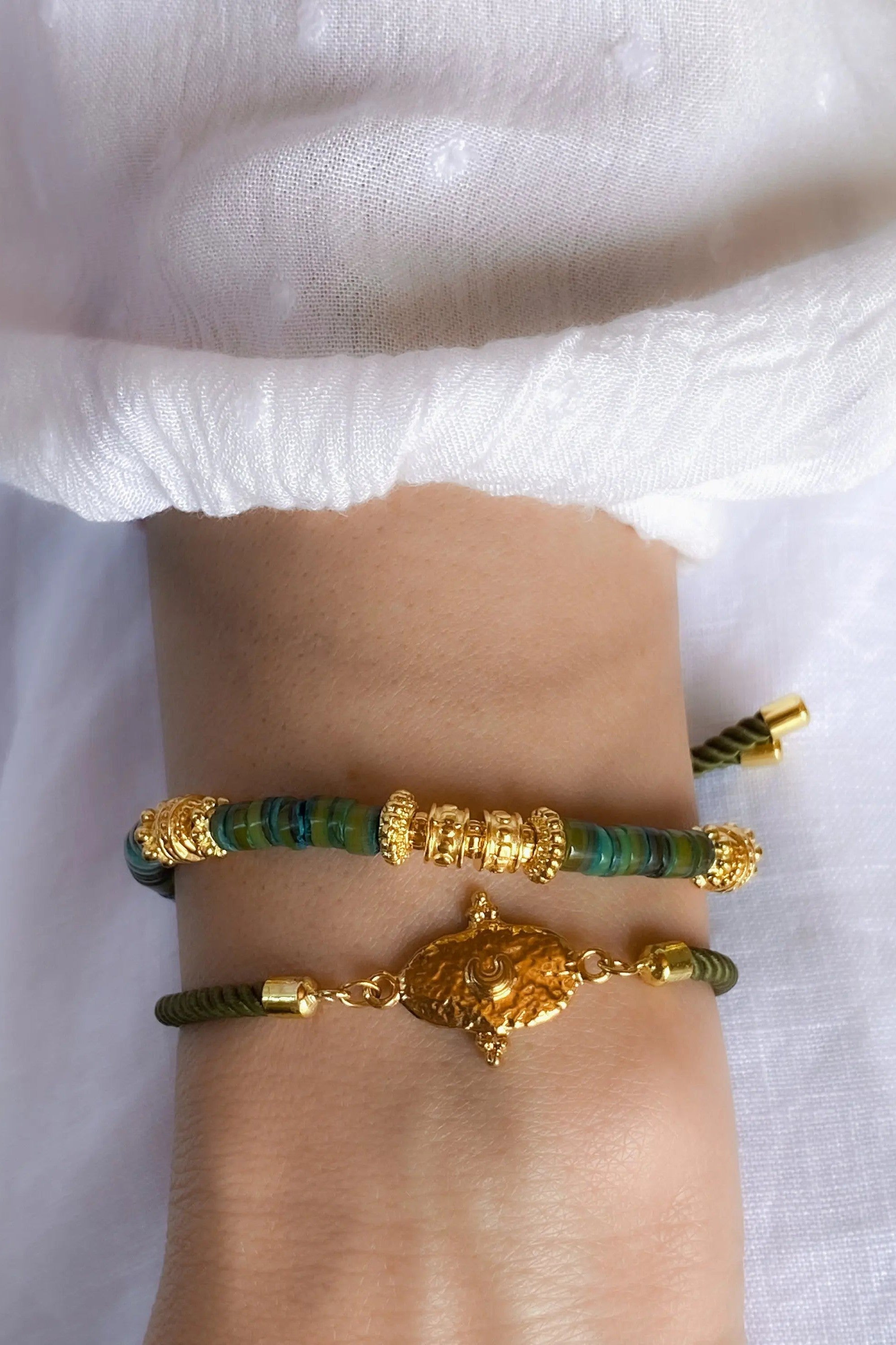 Adjustable rope Bracelet with gold tribal motif, Boho chic women bracelet, Bracelet femme en corde, stackable bracelet