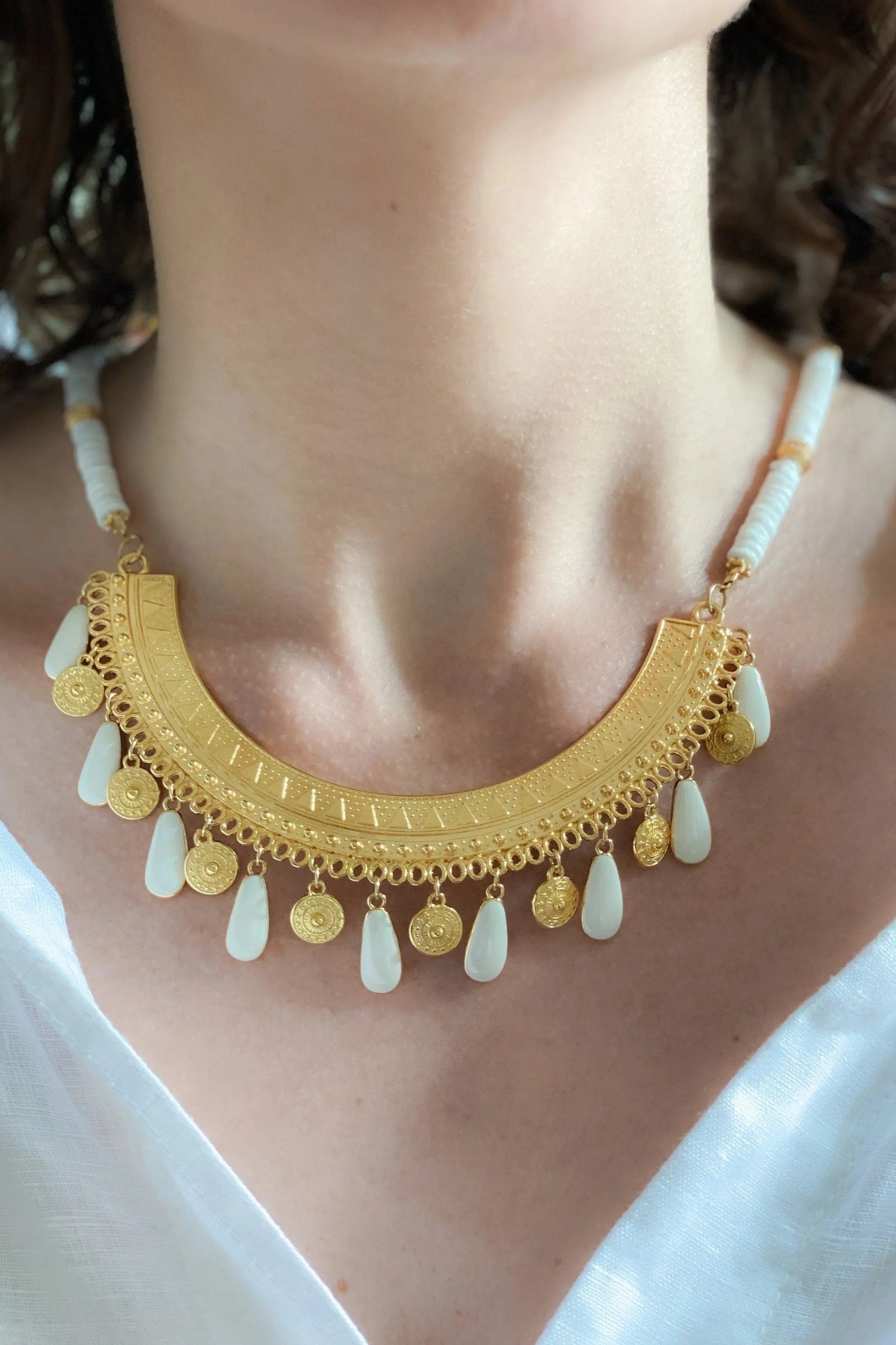 Ethnic Gold coin Necklace, Natural heishi necklace, Surfer heishi necklace, Boho Tribal Necklace, Bijoux ethniques