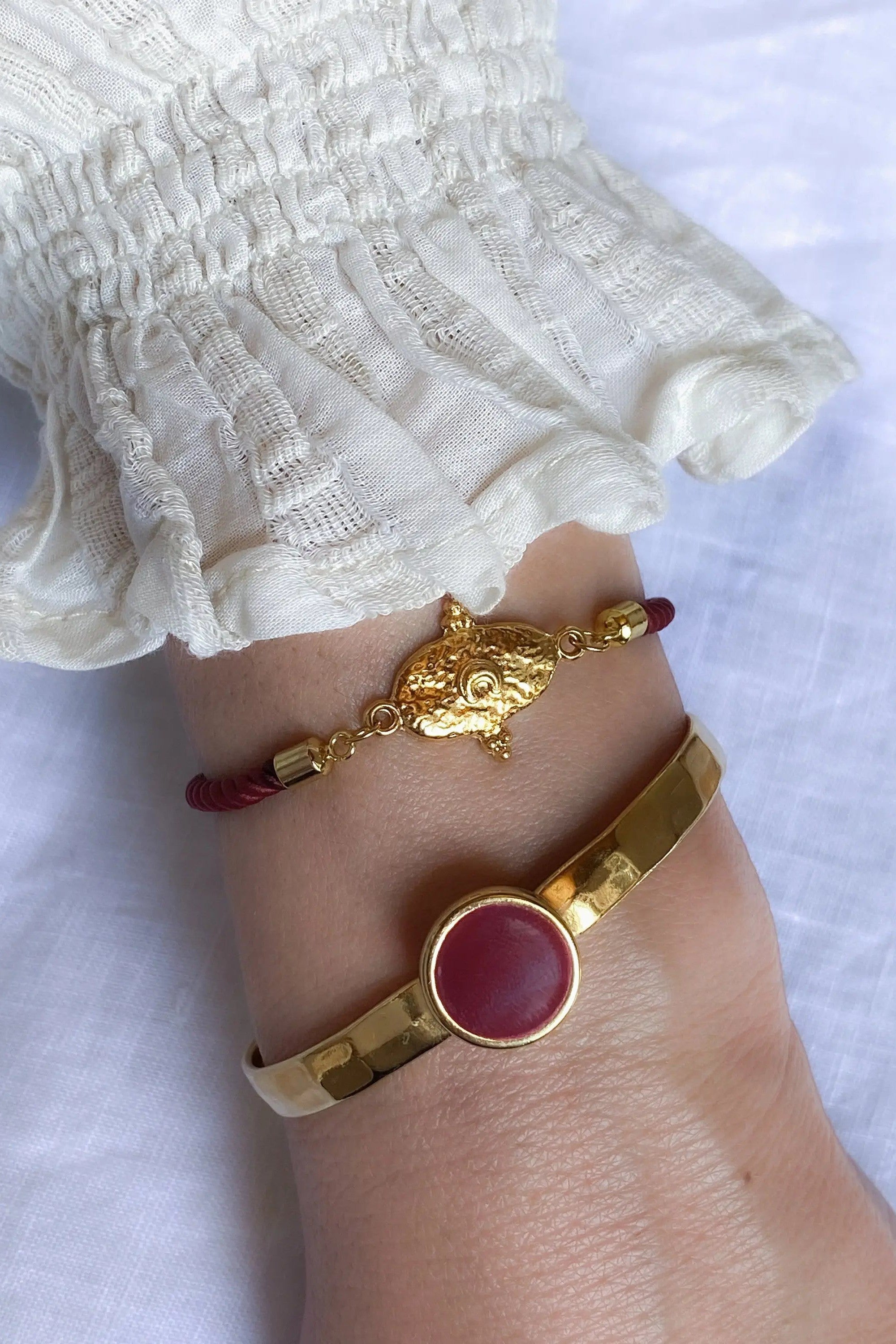 Adjustable rope Bracelet with gold tribal motif, Boho chic women bracelet, Bracelet femme en corde, stackable bracelet