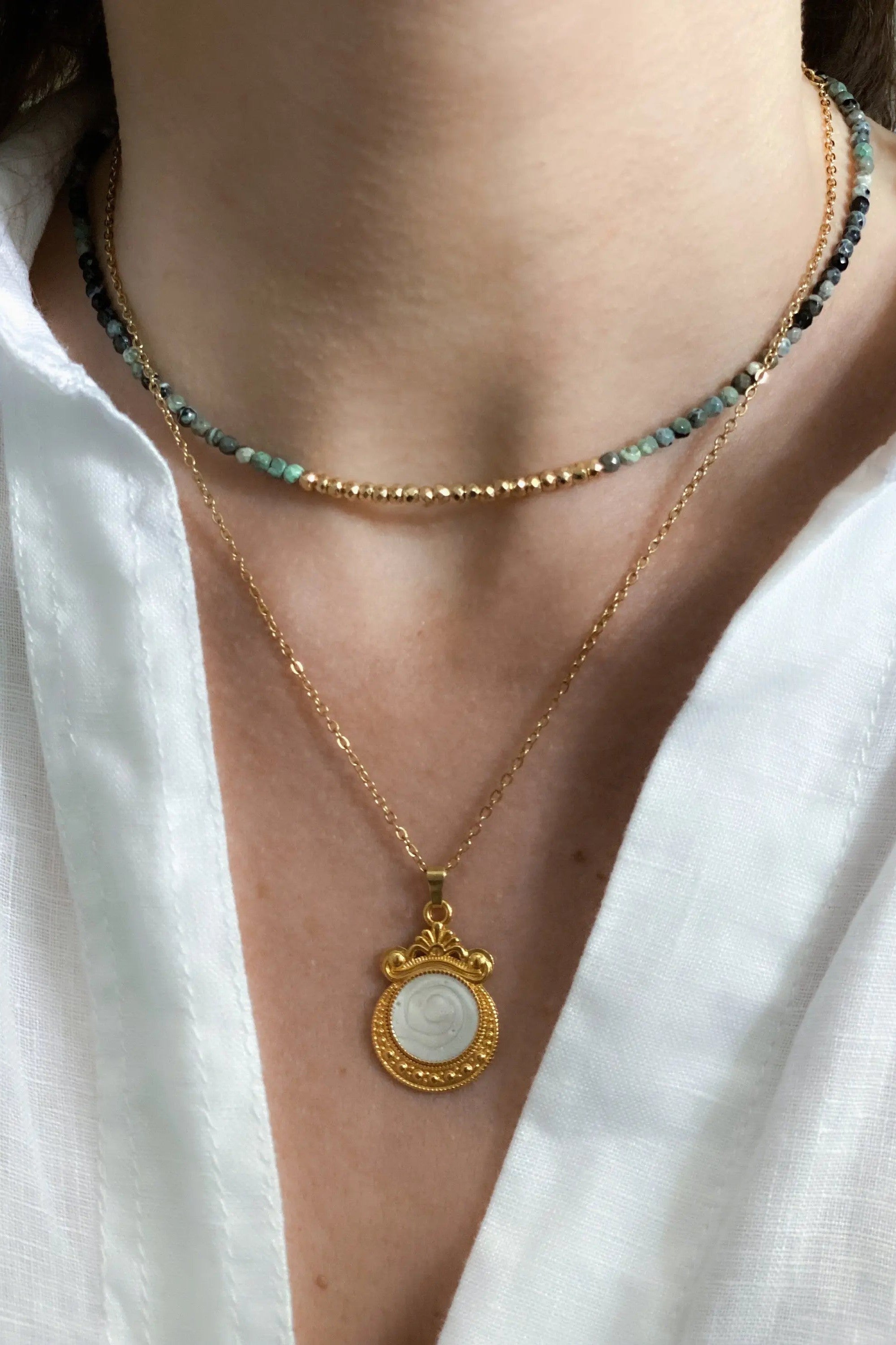 NAFSIKA Agate Beaded Necklace, Heishi surfer necklace, Dainty choker necklace, Gold hematite layering necklace, Collier pierre boho