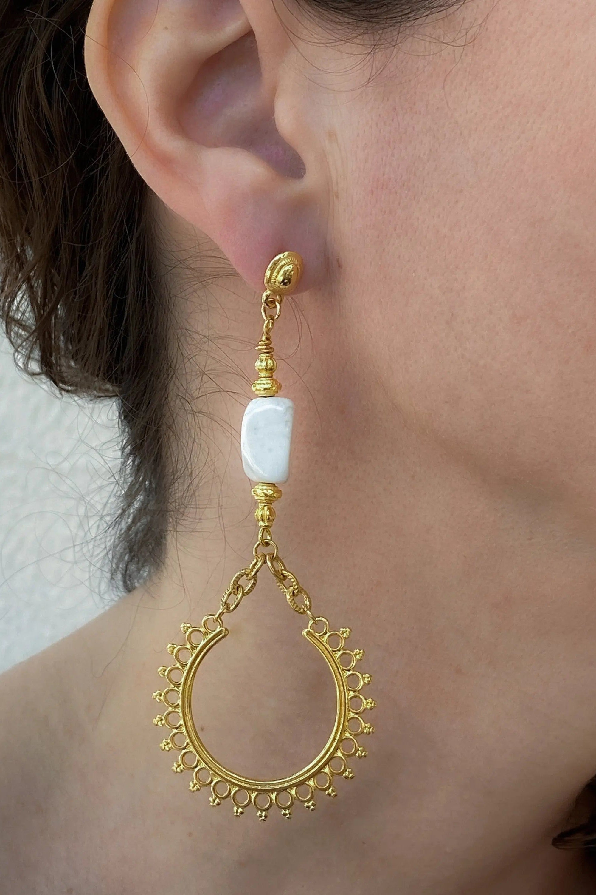 White and Gold Statement Earrings, Bijoux Ethniques, Big gypsy Earrings, Tribal and boho earrings, gold ethnic earring, ÉRIS