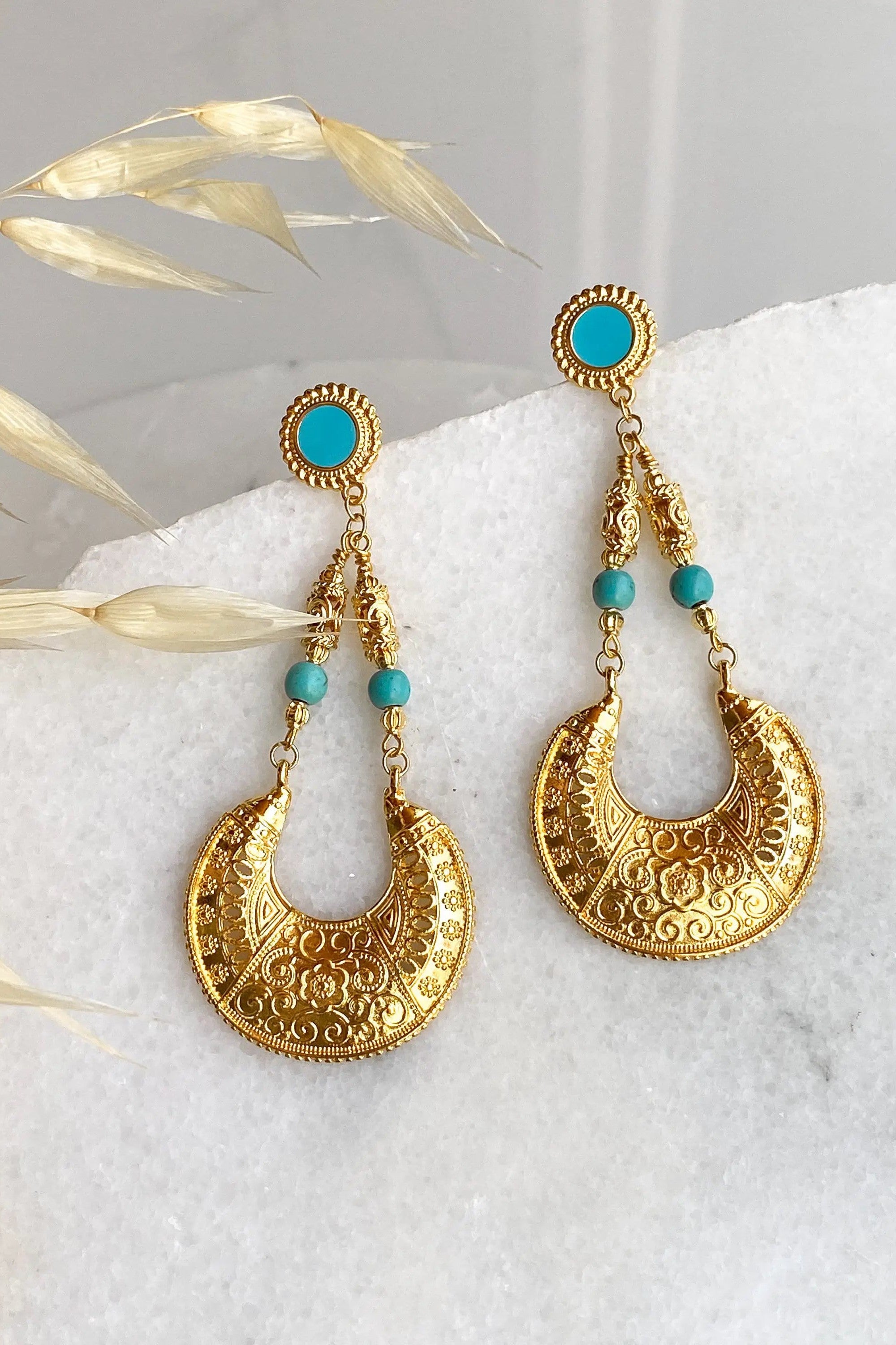 Statement oversize earrings, Boho chic earrings, Turquoise and gold Tribal Earrings, Bijoux éthniques, Boucles d'oreilles, MYRTÓ