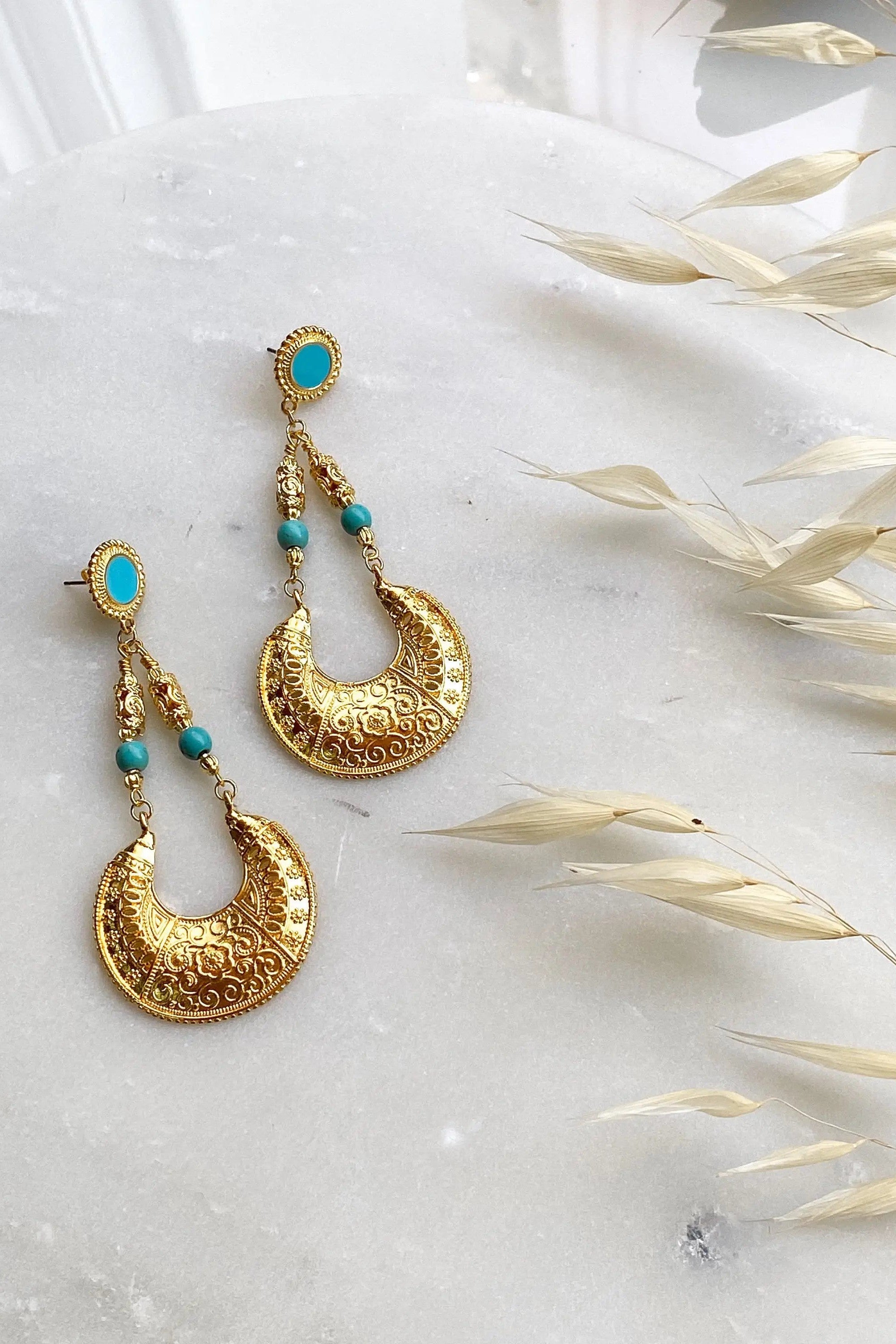 Statement oversize earrings, Boho chic earrings, Turquoise and gold Tribal Earrings, Bijoux éthniques, Boucles d'oreilles, MYRTÓ