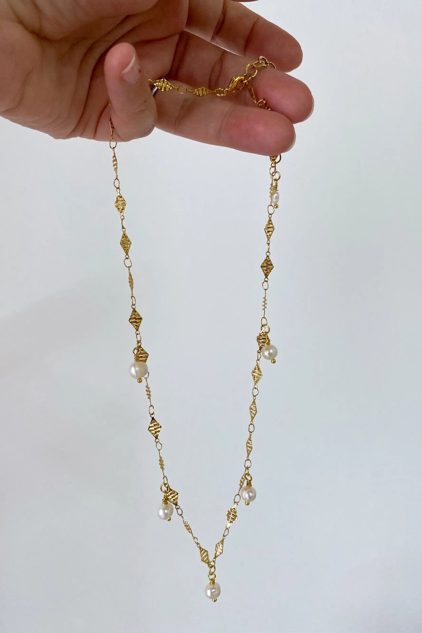 KARISA Thin gold chain necklace with pearls, Boho chic Dainty pearl necklace, Freshwater pearls necklace, Minimalist white pearls necklace