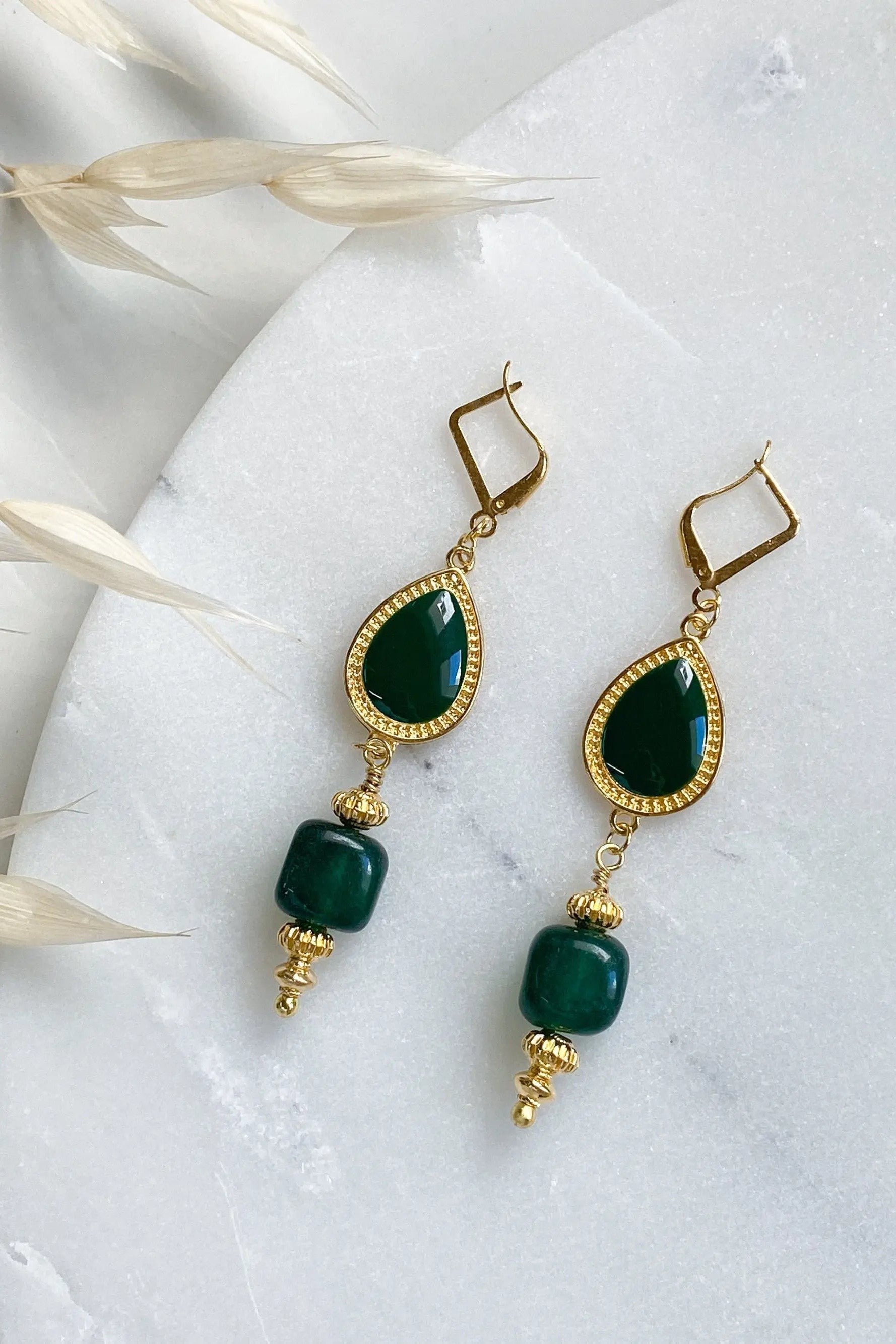 ROXANI Emerald Green and gold Boho earrings with jade stones, Dangle Tribal Earrings, Bijoux éthniques, Boucles d'oreilles, Ancient Earrings