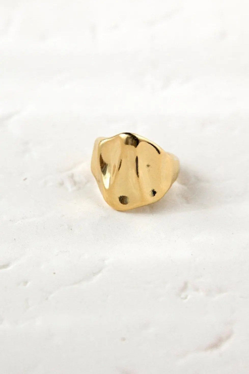 Chunky ring with waves