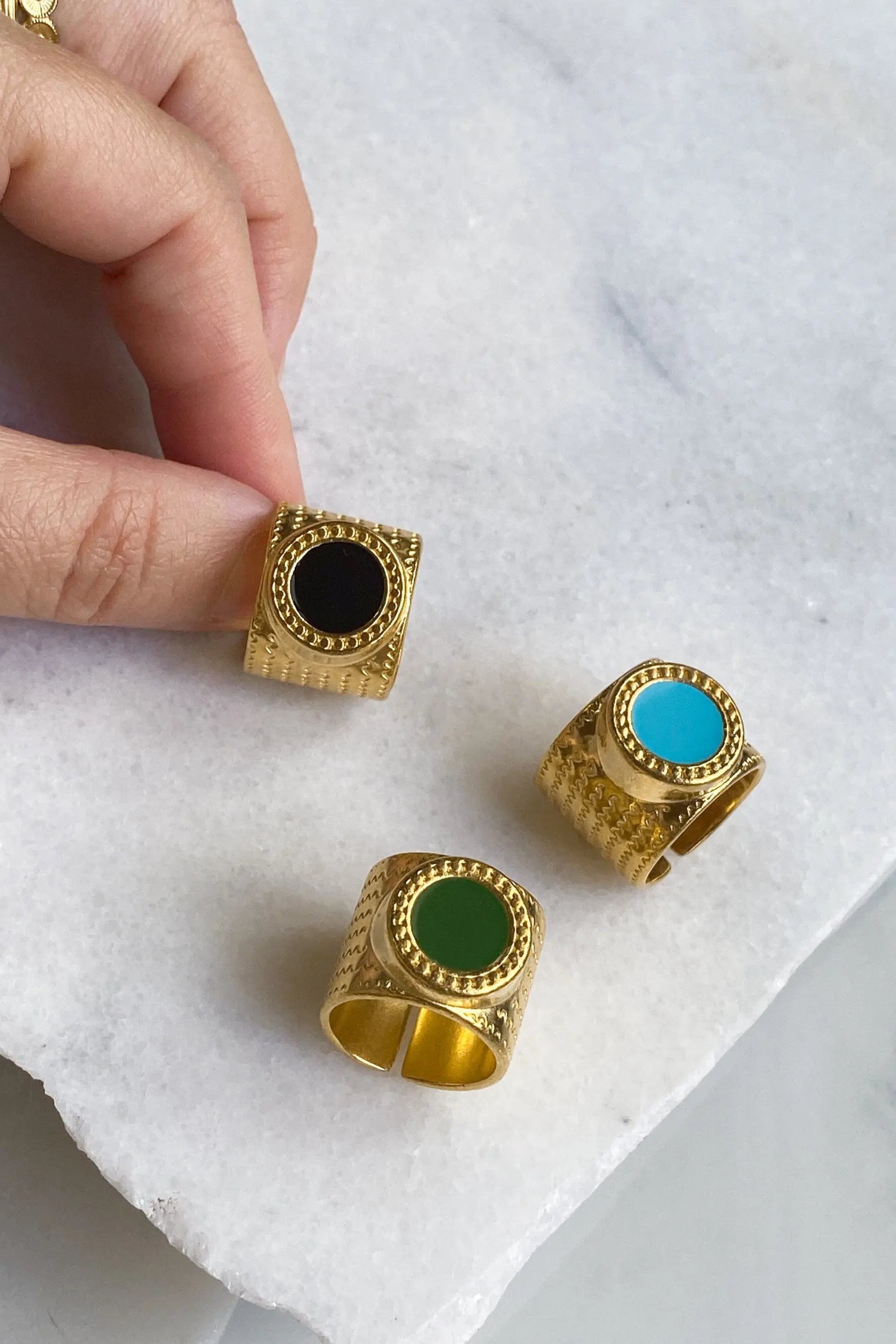 KARMI Gold wide band ring with black resin stone, Statement thick ring, 24K Gold plated Adjustable ring for women, Boho Damen Ring, Bague Or