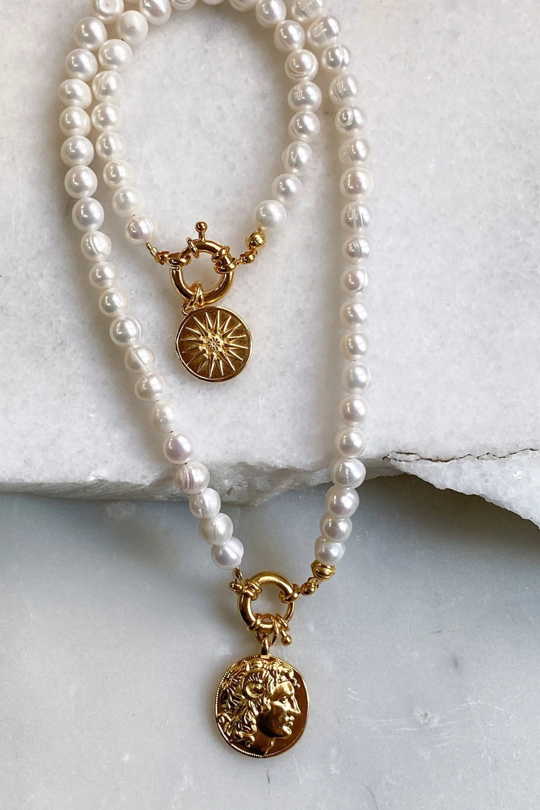 ALEXANDER Coin Pearls necklace, Gold coin pearl chocker, Coin charm pearl necklace, Freshwater pearl medallion, Collier perles, Perlenkette
