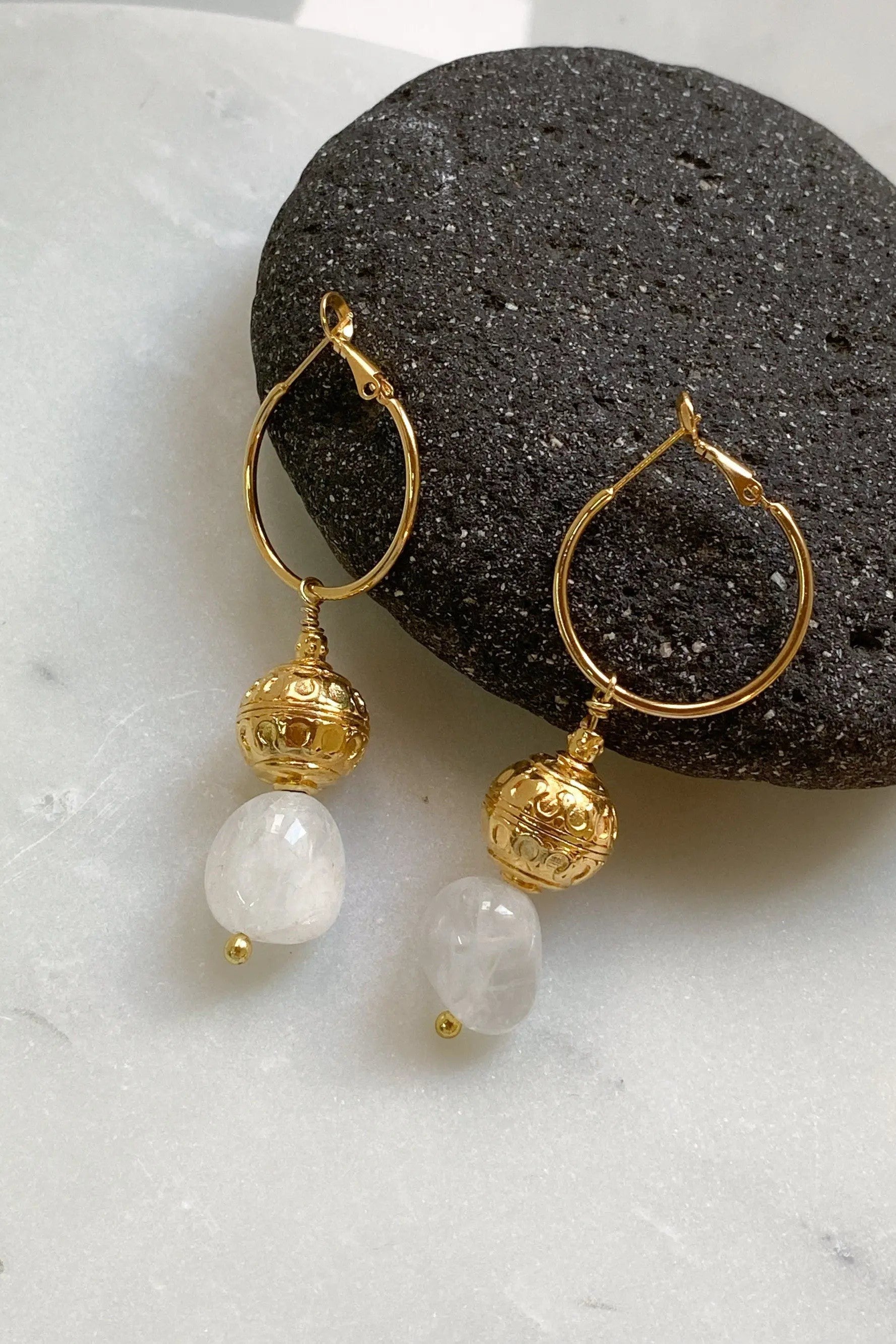 AGAPE Quartz and Gold Dangle Earrings, Statement hoops with golden ball and white quartz stone, Boucles d'oreilles ethniques, Boho Ohrringe