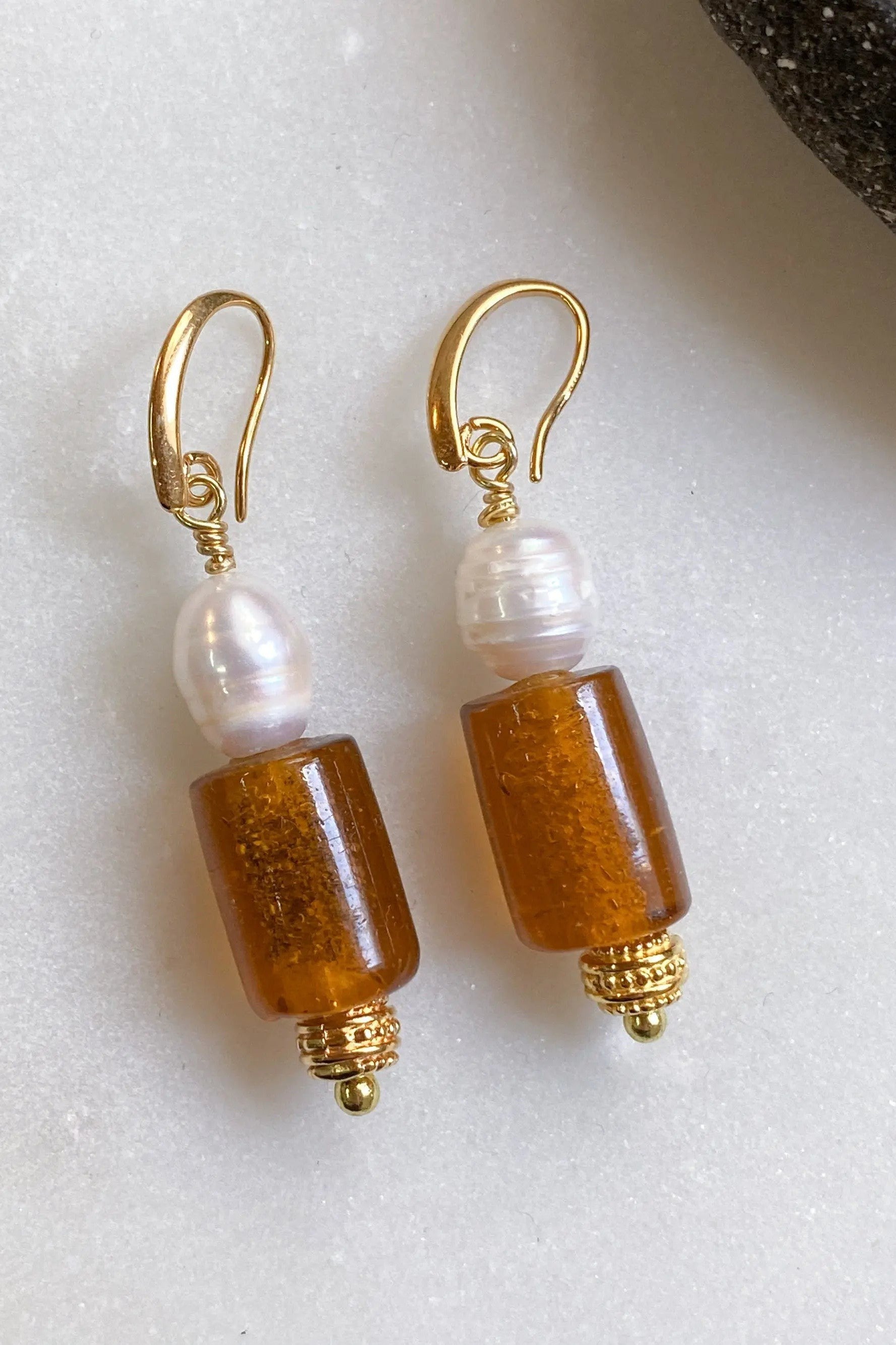 NATASSA Brown crystal and pearl earrings, Dangle Earrings with freshwater pearls, Bijoux éthniques, Perlen Ohrringe, Best friend gift