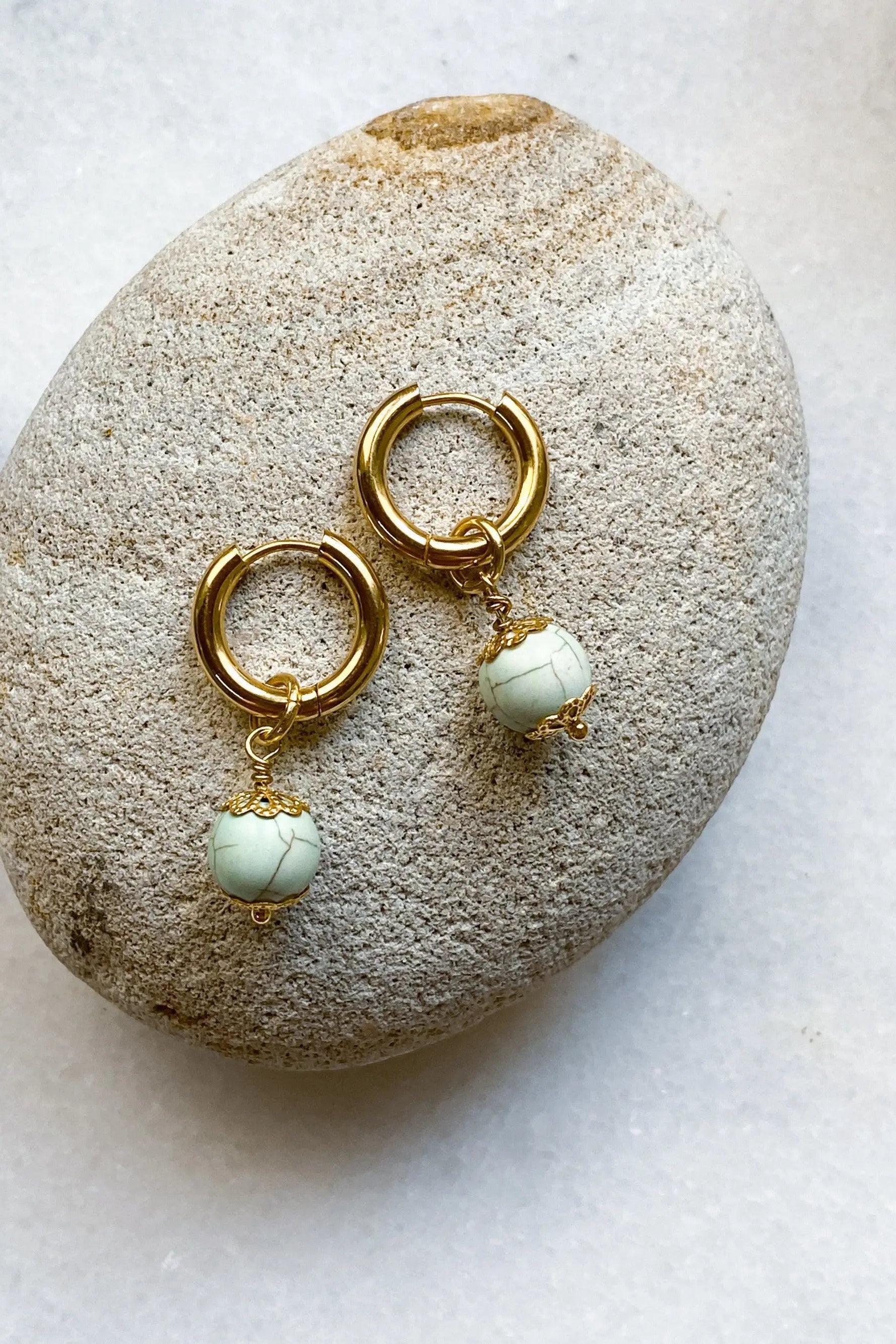 SORAYA Medium Huggie Hoop Earrings with gem charms, Gold Hoop Earrings, Minimalist cute earrings, Boho chic howlite earrings, Gift for her