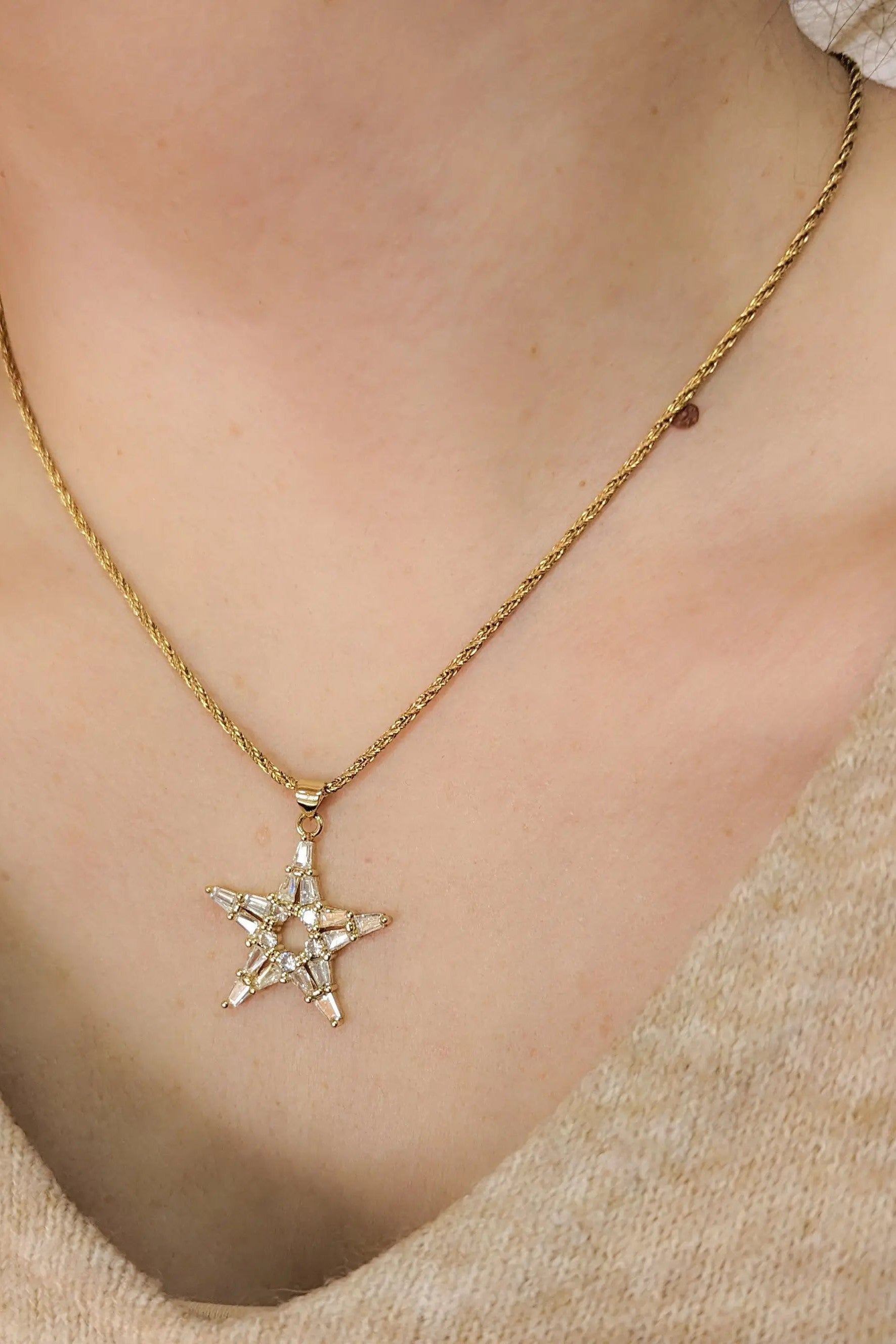 Gold Chain Star pendant necklace, Dainty Gold rope chain, Zircon Star Medallion, Thin chain Necklace with big star charm, Y2K star necklace