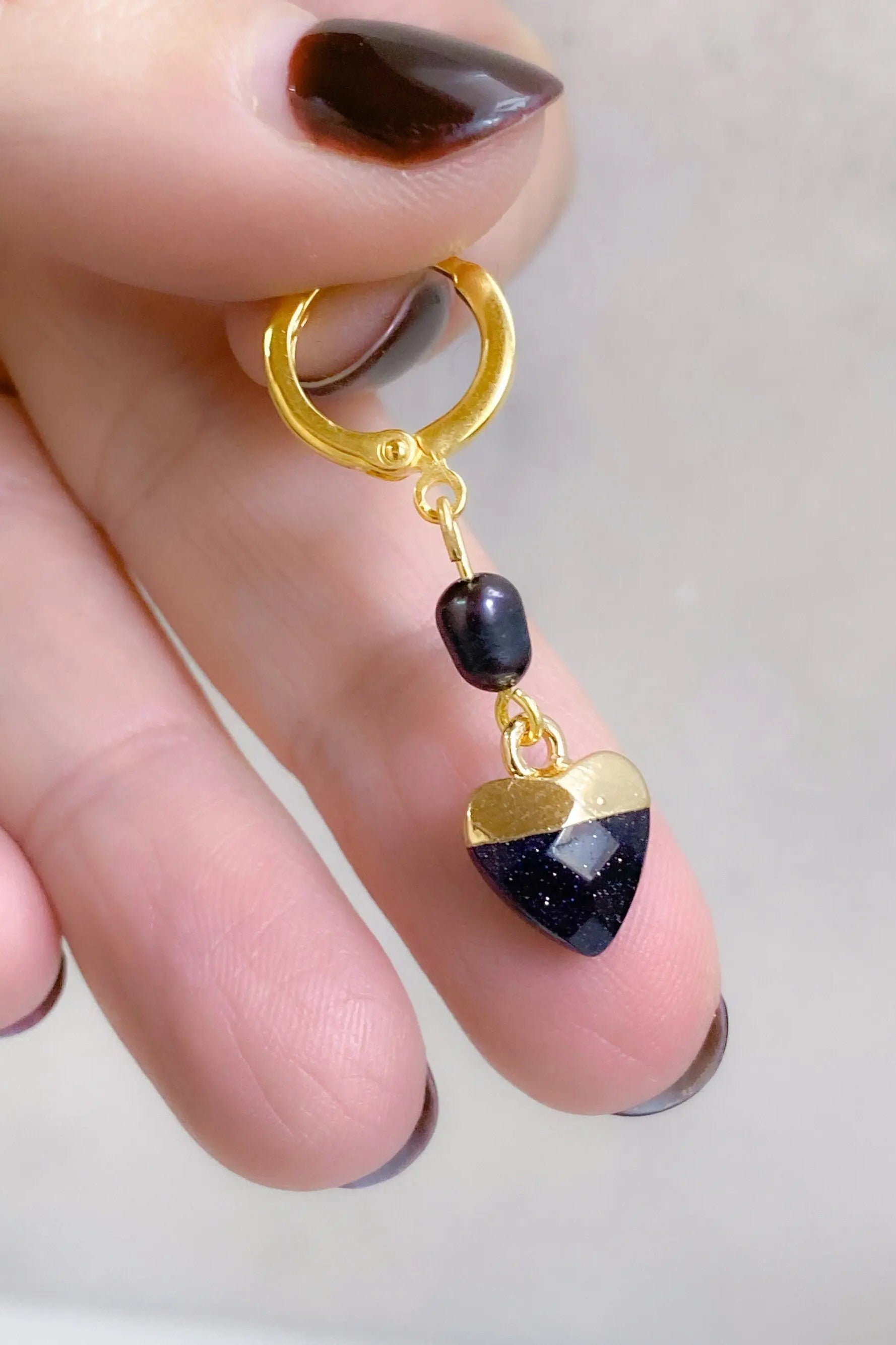 Little Heart dangle earrings, Gold huggie hoop Earrings, Cute Black freshwater pearl Earrings, Gold hoop Earrings with small hearts
