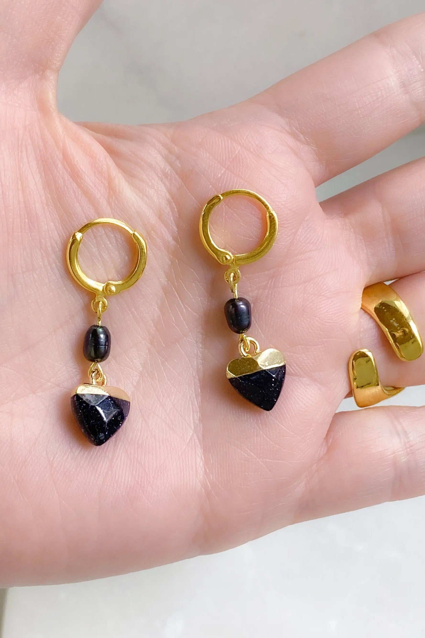 Little Heart dangle earrings, Gold huggie hoop Earrings, Cute Black freshwater pearl Earrings, Gold hoop Earrings with small hearts