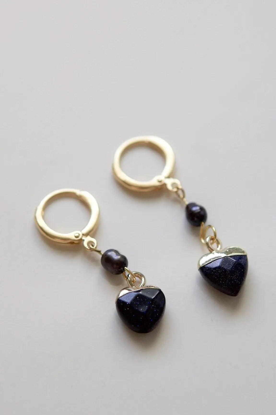Little Heart dangle earrings, Gold huggie hoop Earrings, Cute Black freshwater pearl Earrings, Gold hoop Earrings with small hearts