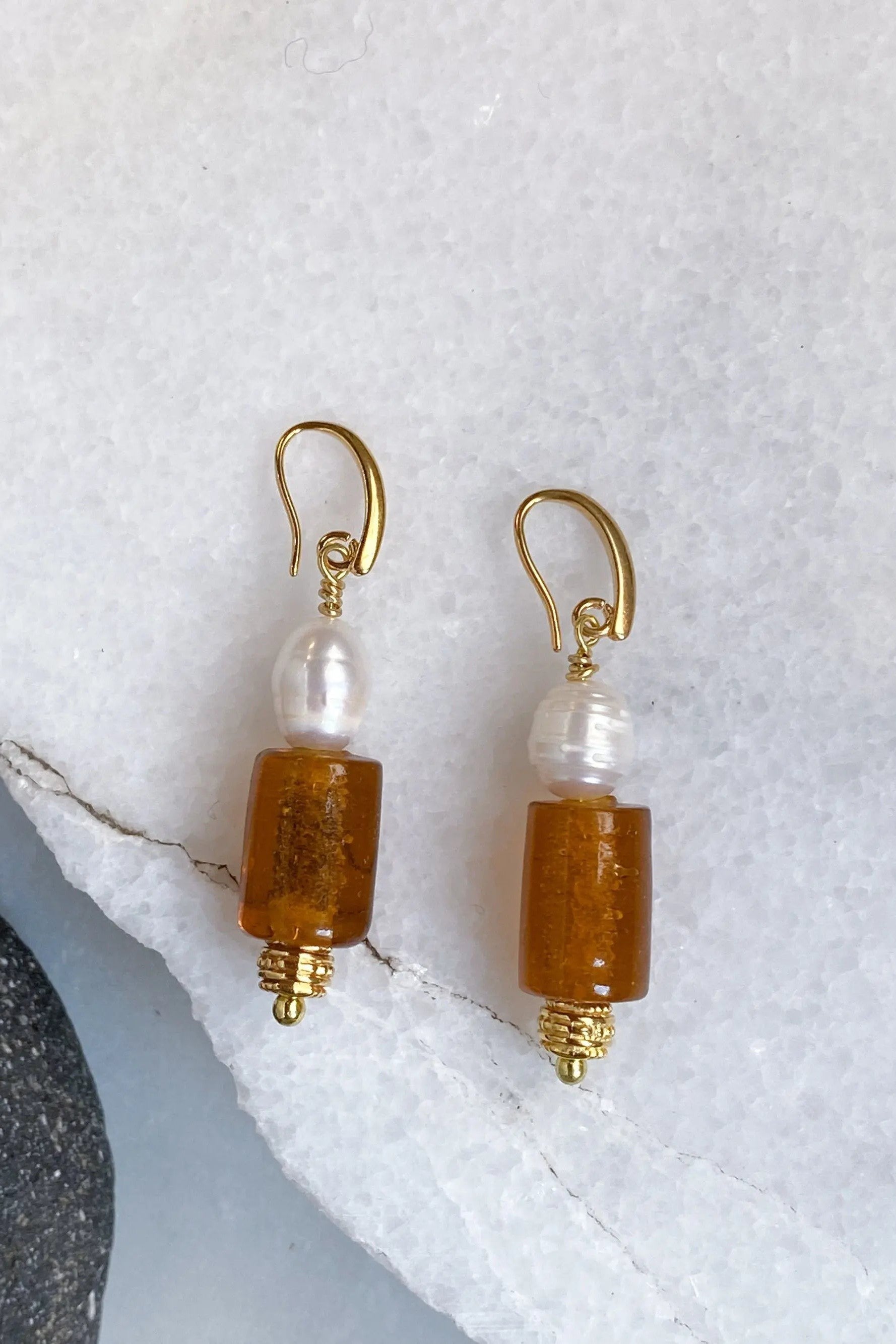 NATASSA Brown crystal and pearl earrings, Dangle Earrings with freshwater pearls, Bijoux éthniques, Perlen Ohrringe, Best friend gift