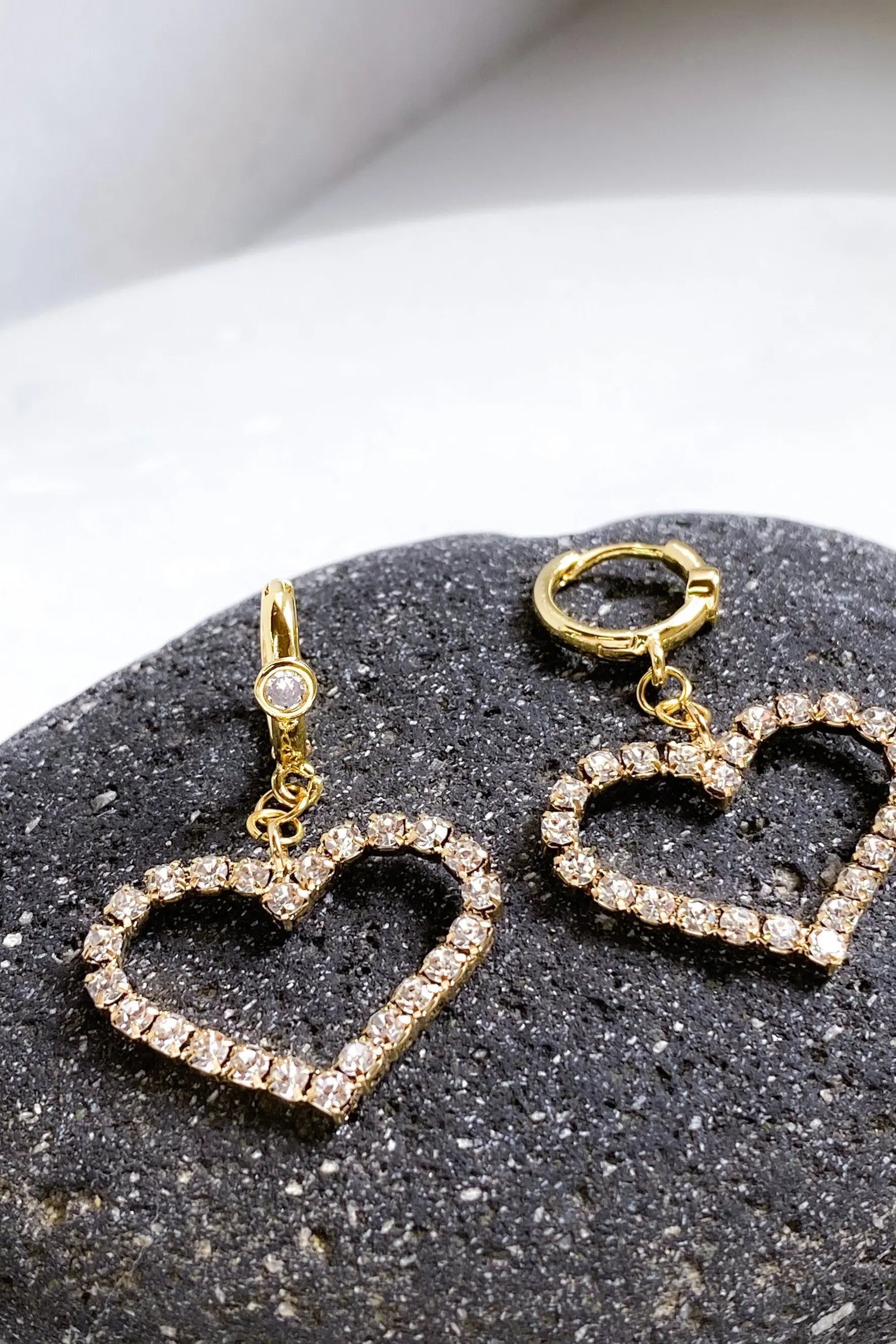 Large Heart Earrings, Gold Huggie hoop earrings with big crystal heart, Statement heart charm earrings, Y2K Vintage style, Valentine Gift