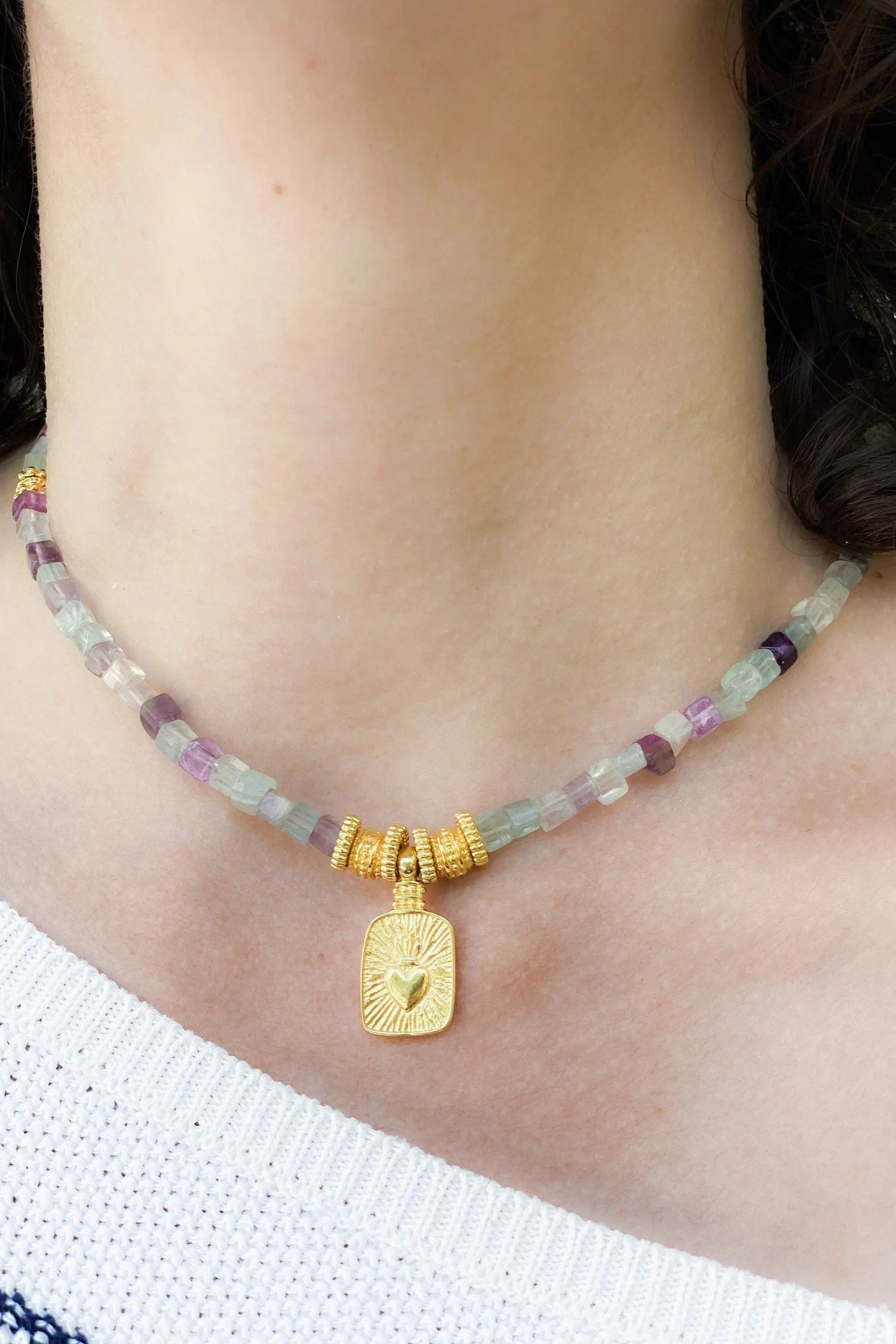 Heishi Necklace, Surfer Dainty necklace, Fluorite necklace with gold heart pendant, Tiny cubes beaded necklace, Boho Collier pierre femme