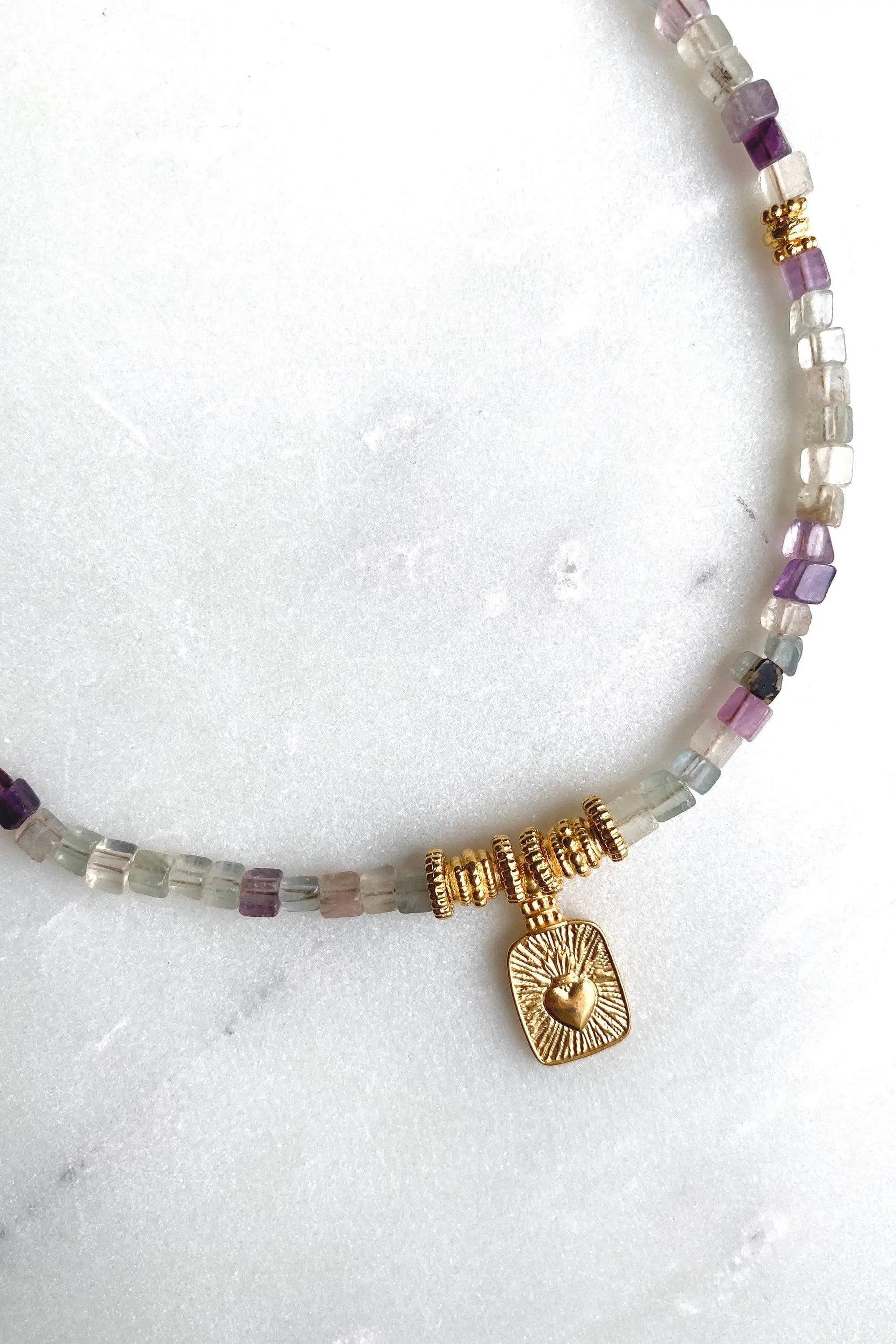 Heishi Necklace, Surfer Dainty necklace, Fluorite necklace with gold heart pendant, Tiny cubes beaded necklace, Boho Collier pierre femme