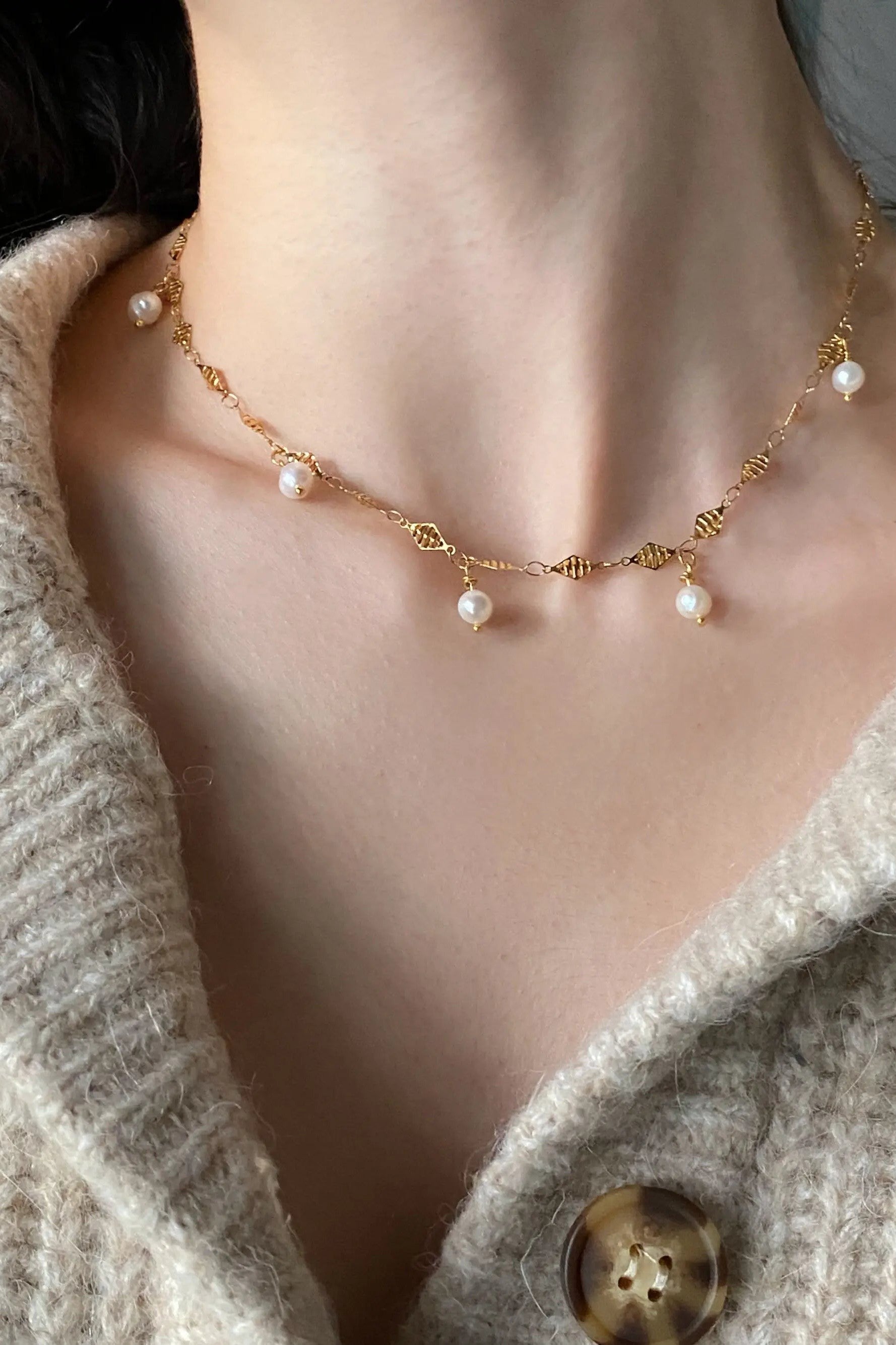 KARISA Thin gold chain necklace with pearls, Boho chic Dainty pearl necklace, Freshwater pearls necklace, Minimalist white pearls necklace
