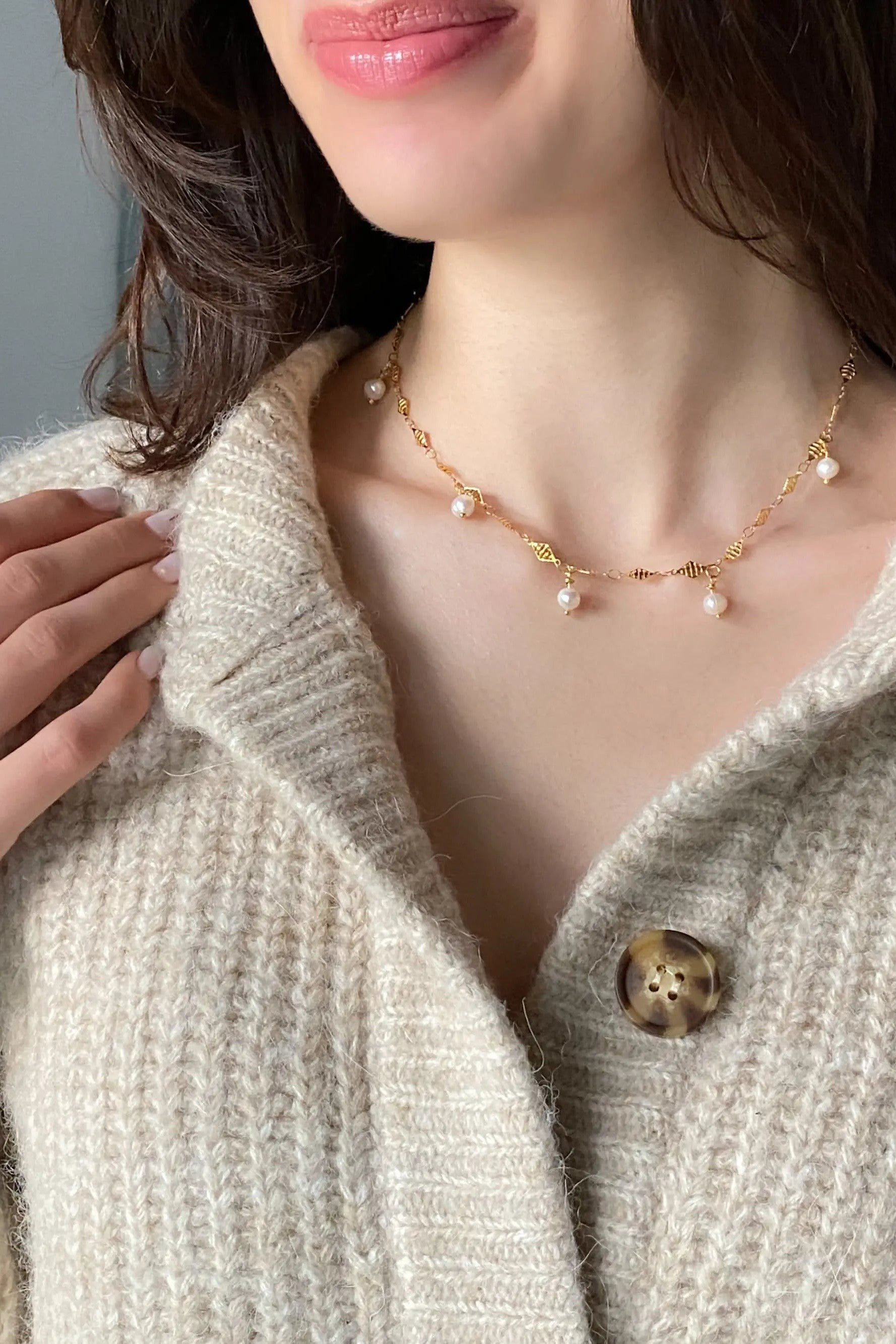 KARISA Thin gold chain necklace with pearls, Boho chic Dainty pearl necklace, Freshwater pearls necklace, Minimalist white pearls necklace