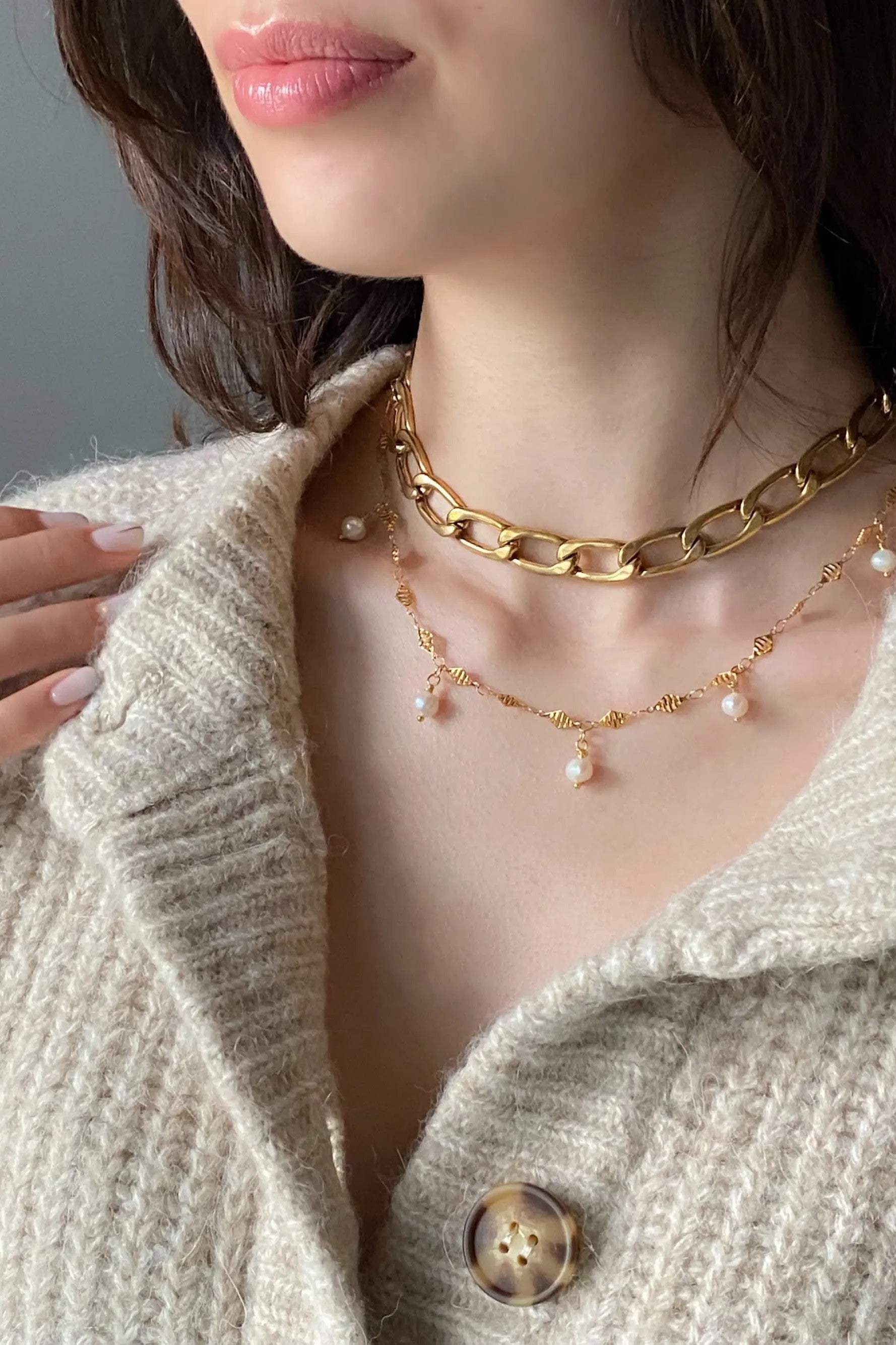 KARISA Thin gold chain necklace with pearls, Boho chic Dainty pearl necklace, Freshwater pearls necklace, Minimalist white pearls necklace