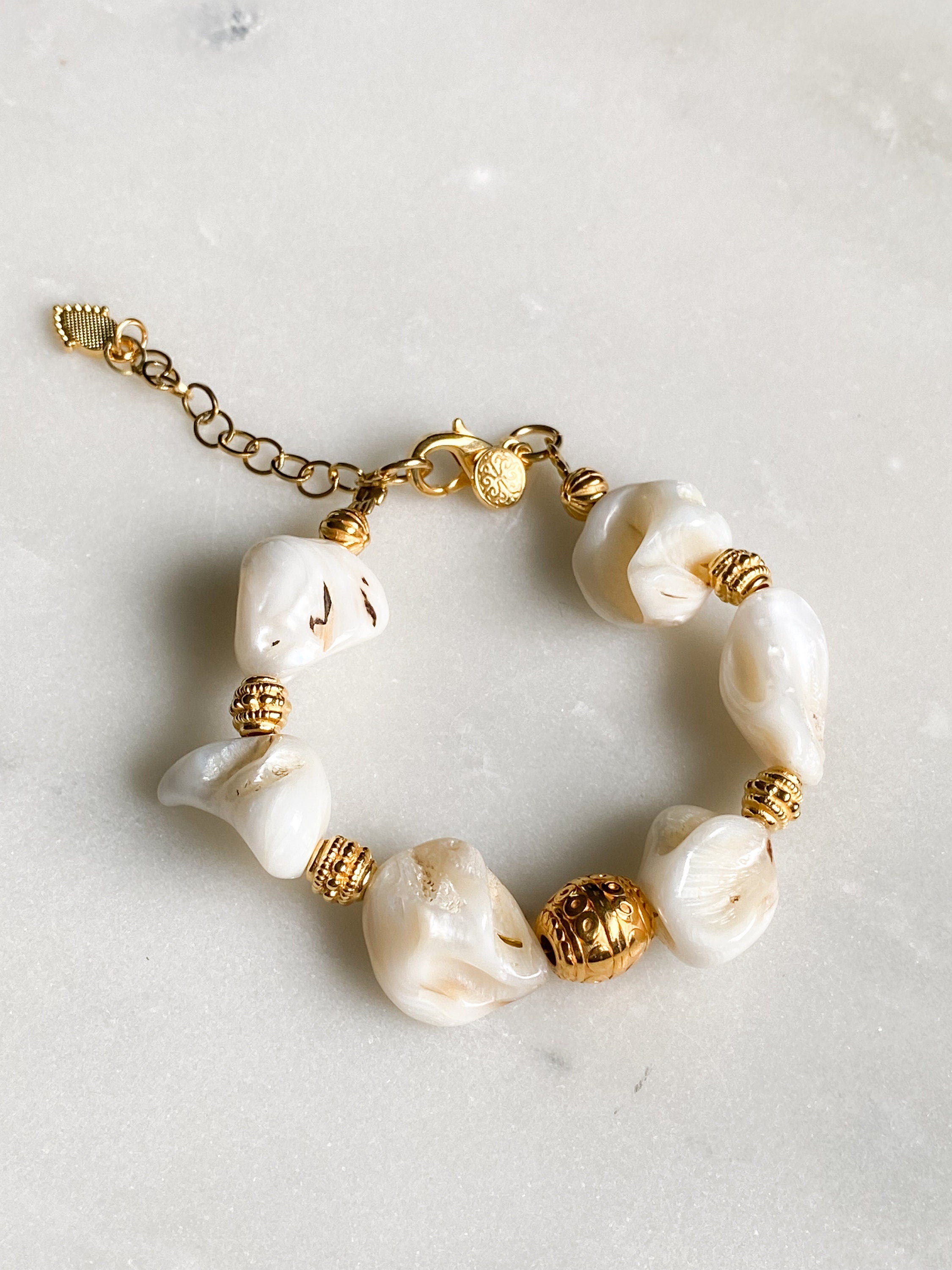 Statement shell beads bracelet