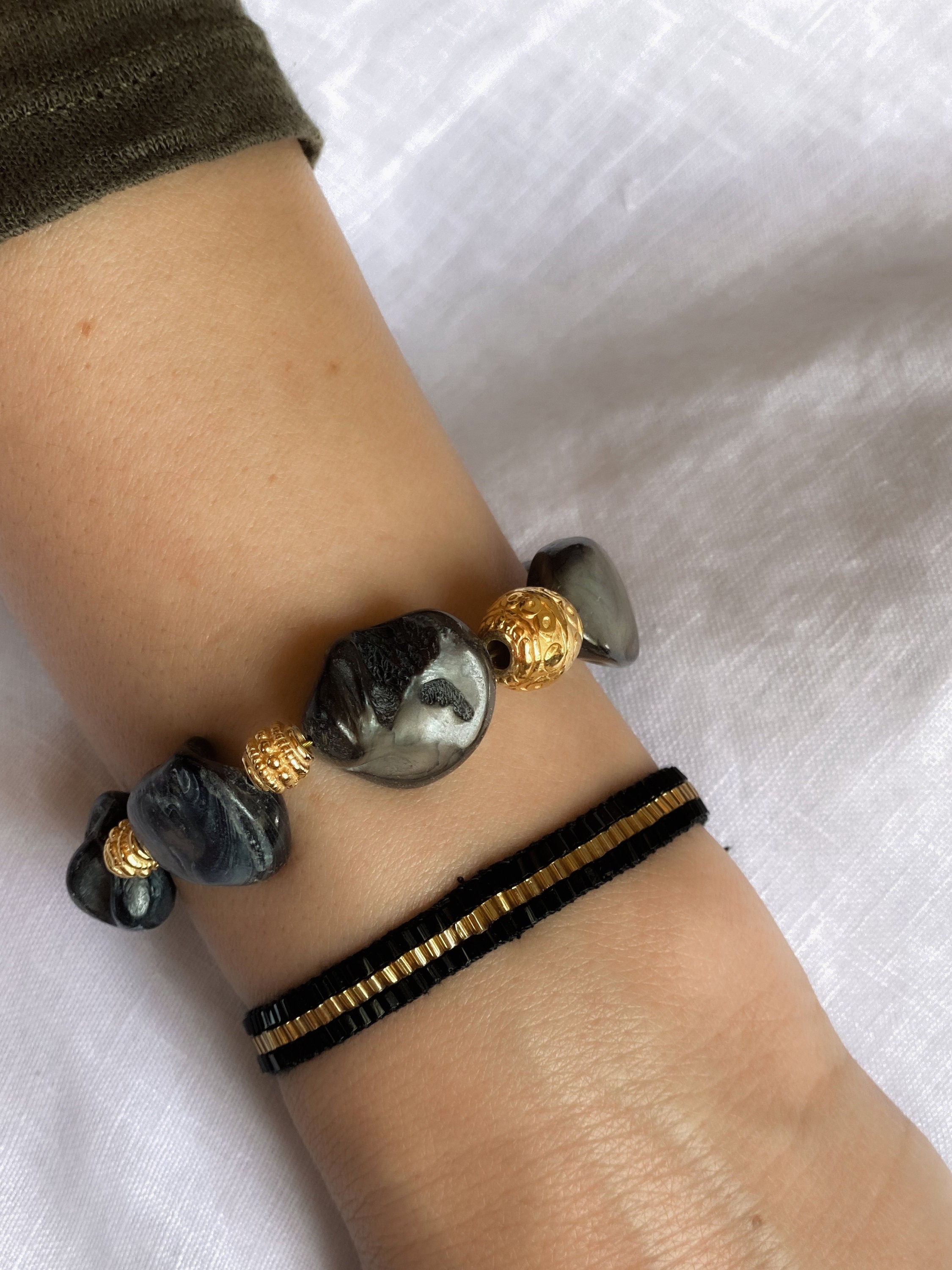 Statement shell beads bracelet