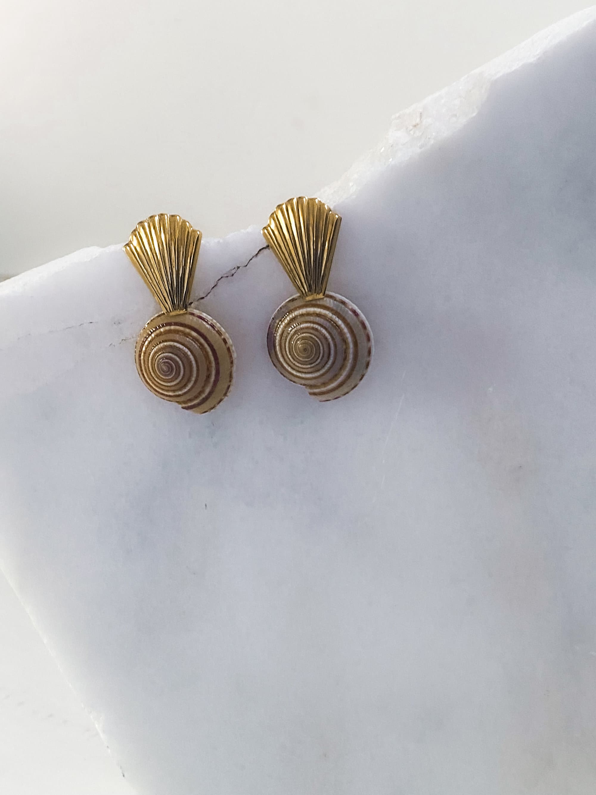 Big gold clam stud earrings with natural sea shells, Siren core aesthetic jewelry, Summer festive Little mermaid jewelry, Gift for her, GALI