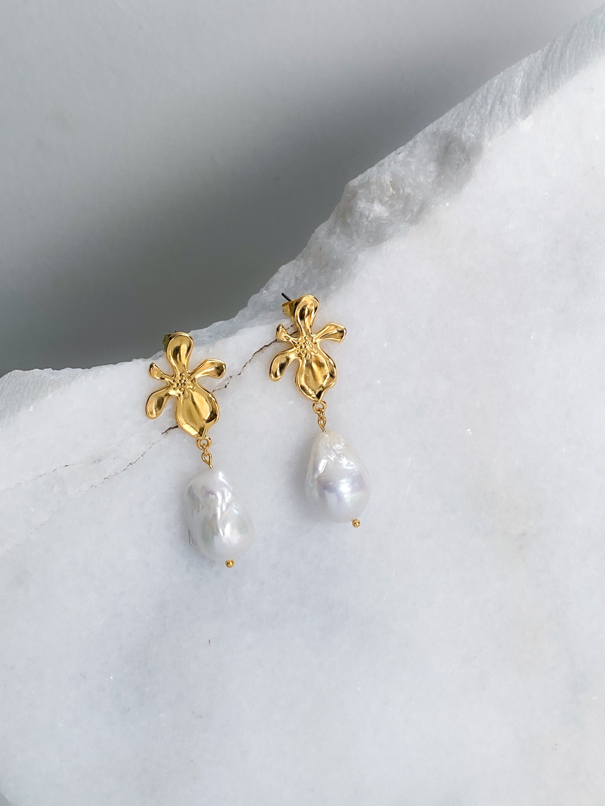 Baroque pearl flower stud earrings, Big freshwater pearl earrings, Big gold flower studs, Handmade wedding earrings, Gift for mum, ULA