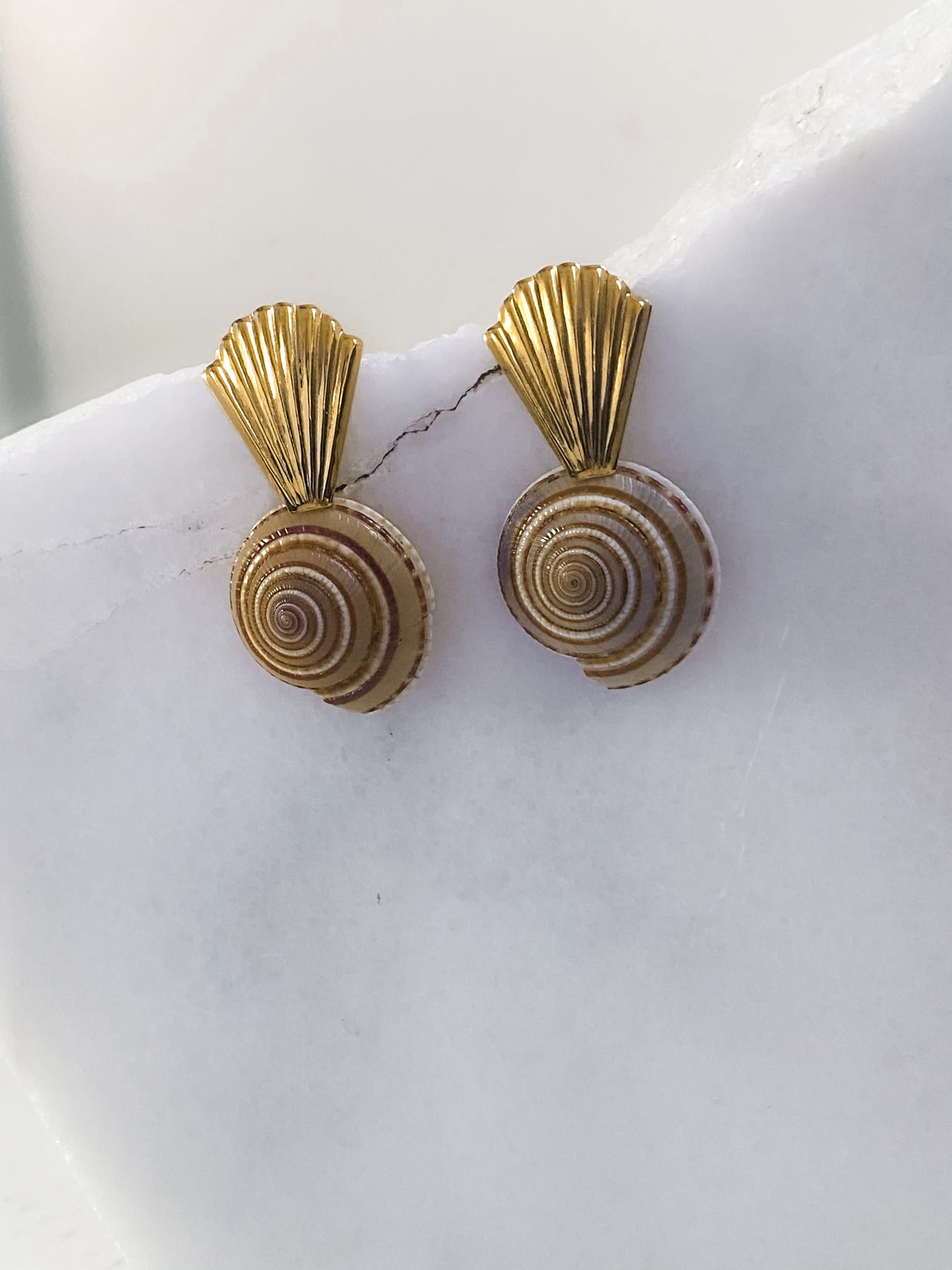 Big gold clam stud earrings with natural sea shells, Siren core aesthetic jewelry, Summer festive Little mermaid jewelry, Gift for her, GALI